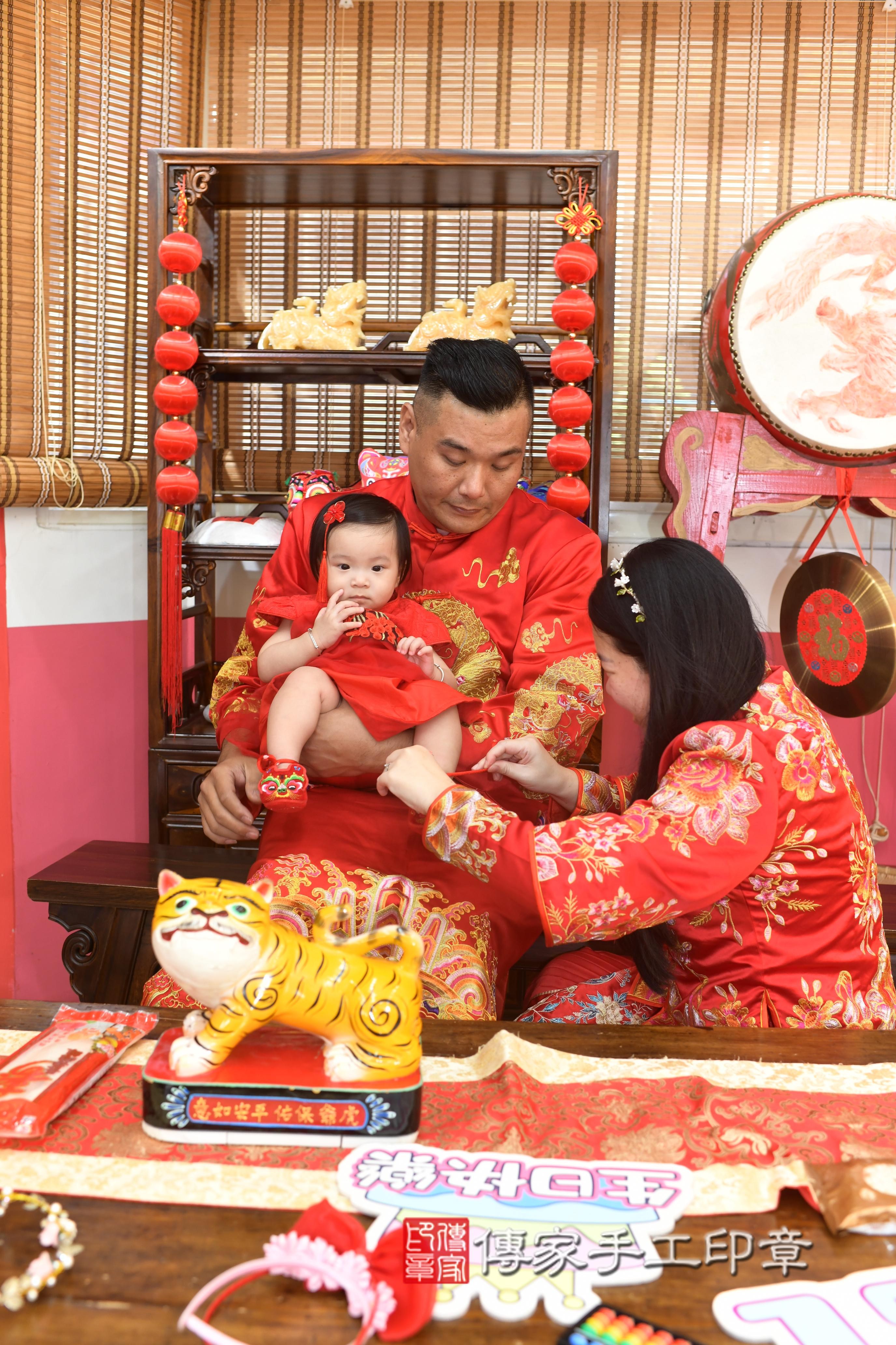 傳家手工印章高雄店、抓周、度脺、美式風會場、傳家嬰兒古禮、吉祥話、抓周道具物品24種、拍照。抓周證書。寶寶抓周、滿周歲、生日快樂、祝福 傳家手工印章高雄店、抓周、度脺、美式風會場、傳家嬰兒古禮、吉祥話、抓周道具物品24種、拍照。抓周證書。寶寶抓周、滿周歲、生日快樂、祝福