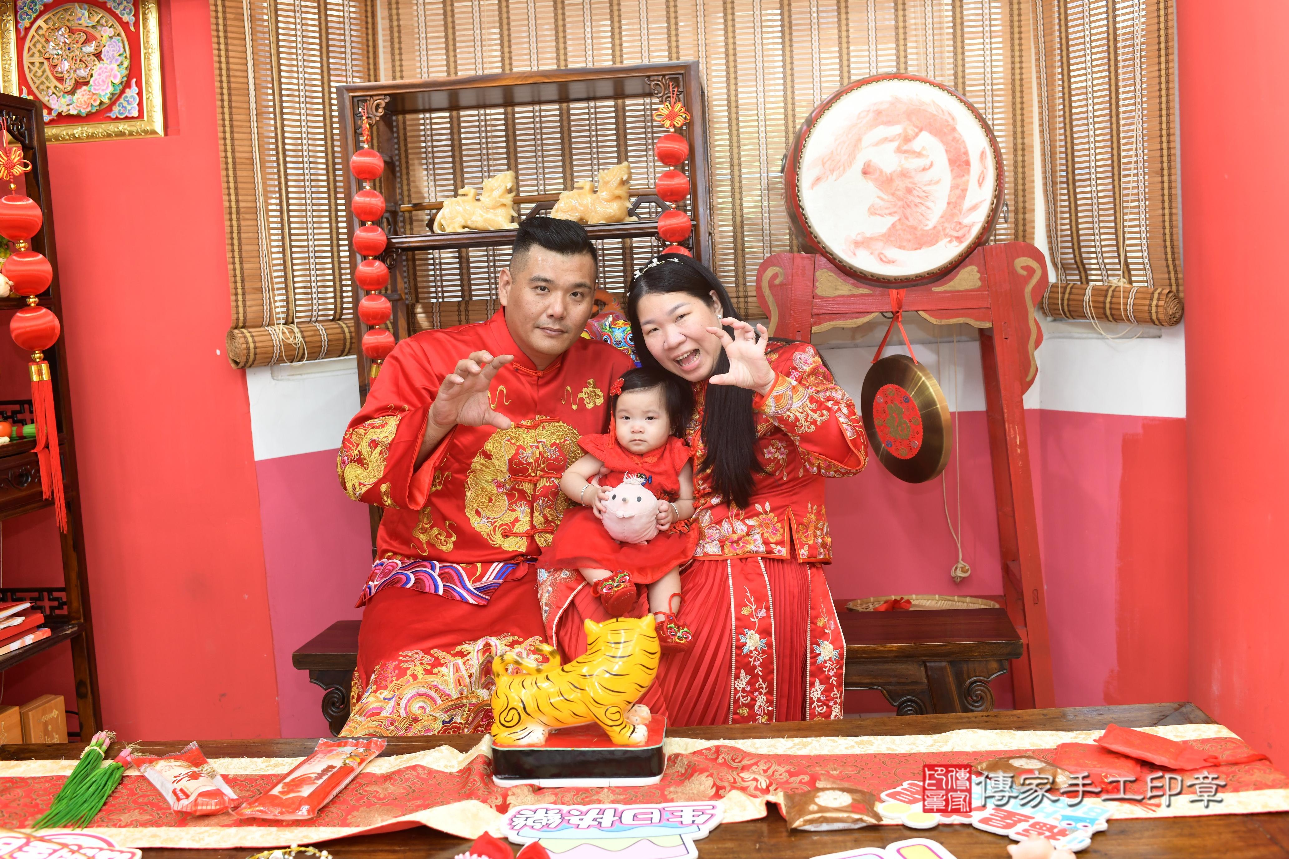 傳家手工印章高雄店、抓周、度脺、美式風會場、傳家嬰兒古禮、吉祥話、抓周道具物品24種、拍照。抓周證書。寶寶抓周、滿周歲、生日快樂、祝福 傳家手工印章高雄店、抓周、度脺、美式風會場、傳家嬰兒古禮、吉祥話、抓周道具物品24種、拍照。抓周證書。寶寶抓周、滿周歲、生日快樂、祝福