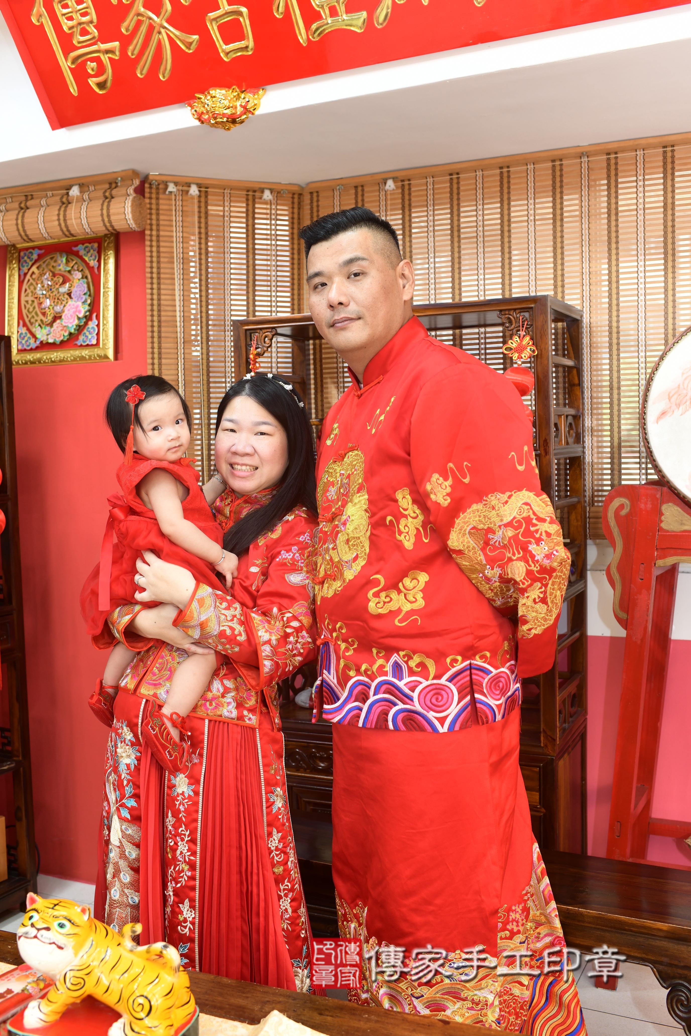 傳家手工印章高雄店、抓周、度脺、美式風會場、傳家嬰兒古禮、吉祥話、抓周道具物品24種、拍照。抓周證書。寶寶抓周、滿周歲、生日快樂、祝福 傳家手工印章高雄店、抓周、度脺、美式風會場、傳家嬰兒古禮、吉祥話、抓周道具物品24種、拍照。抓周證書。寶寶抓周、滿周歲、生日快樂、祝福