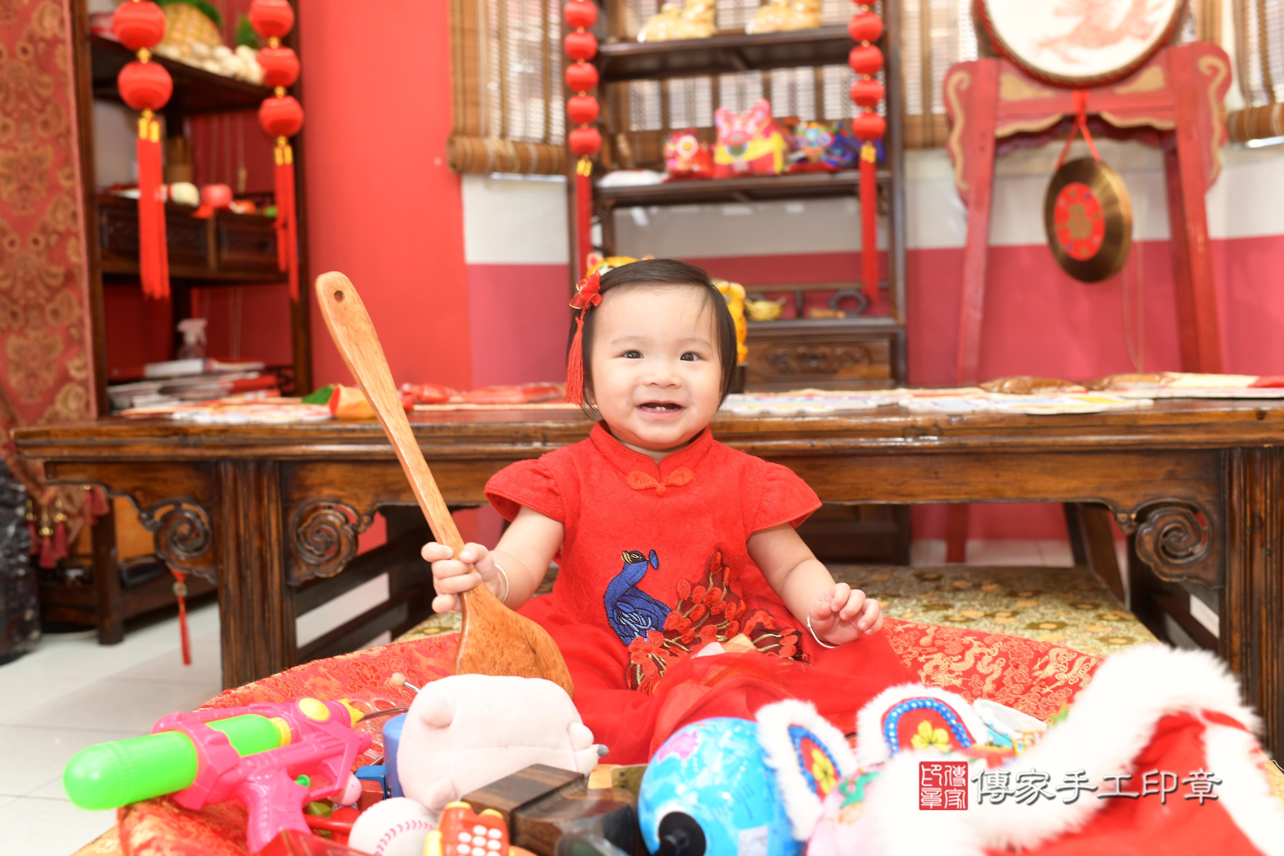 傳家手工印章高雄店、抓周、度脺、美式風會場、傳家嬰兒古禮、吉祥話、抓周道具物品24種、拍照。抓周證書。寶寶抓周、滿周歲、生日快樂、祝福 傳家手工印章高雄店、抓周、度脺、美式風會場、傳家嬰兒古禮、吉祥話、抓周道具物品24種、拍照。抓周證書。寶寶抓周、滿周歲、生日快樂、祝福