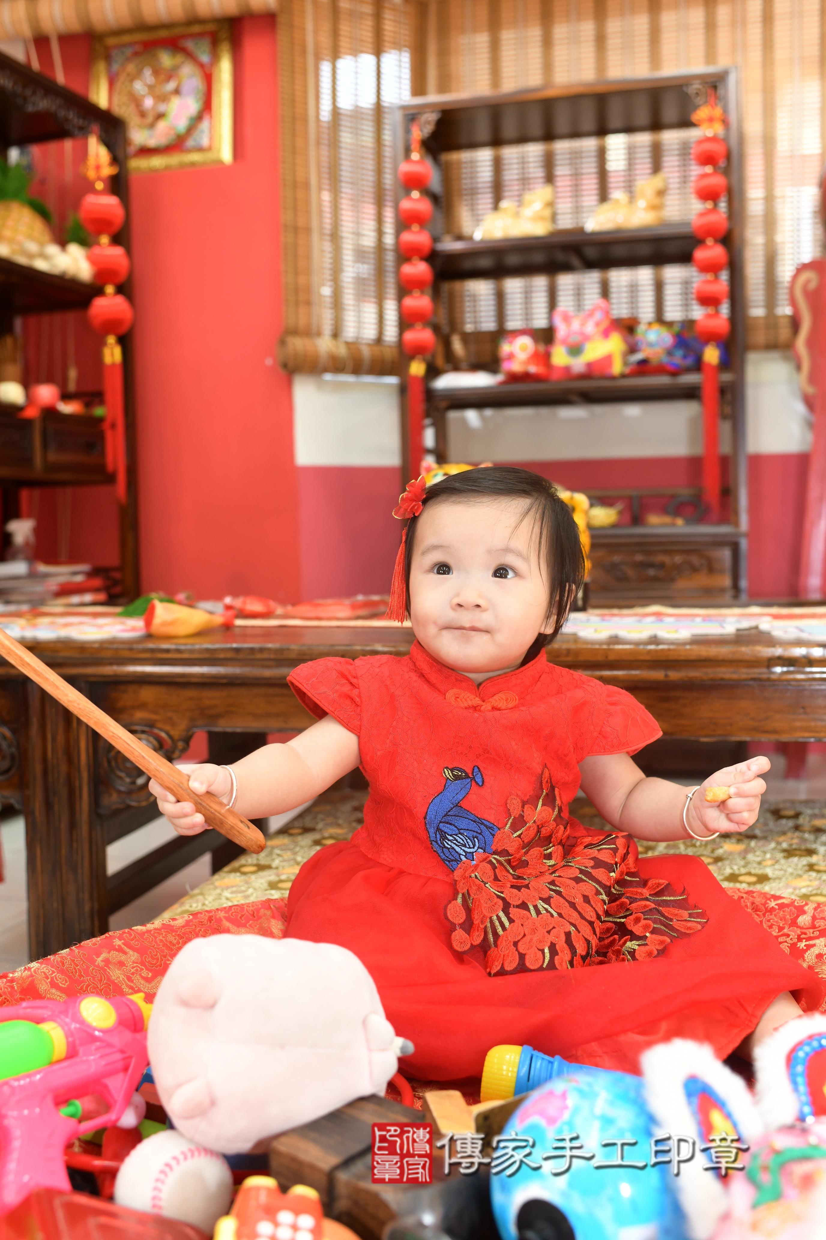 傳家手工印章高雄店、抓周、度脺、美式風會場、傳家嬰兒古禮、吉祥話、抓周道具物品24種、拍照。抓周證書。寶寶抓周、滿周歲、生日快樂、祝福 傳家手工印章高雄店、抓周、度脺、美式風會場、傳家嬰兒古禮、吉祥話、抓周道具物品24種、拍照。抓周證書。寶寶抓周、滿周歲、生日快樂、祝福