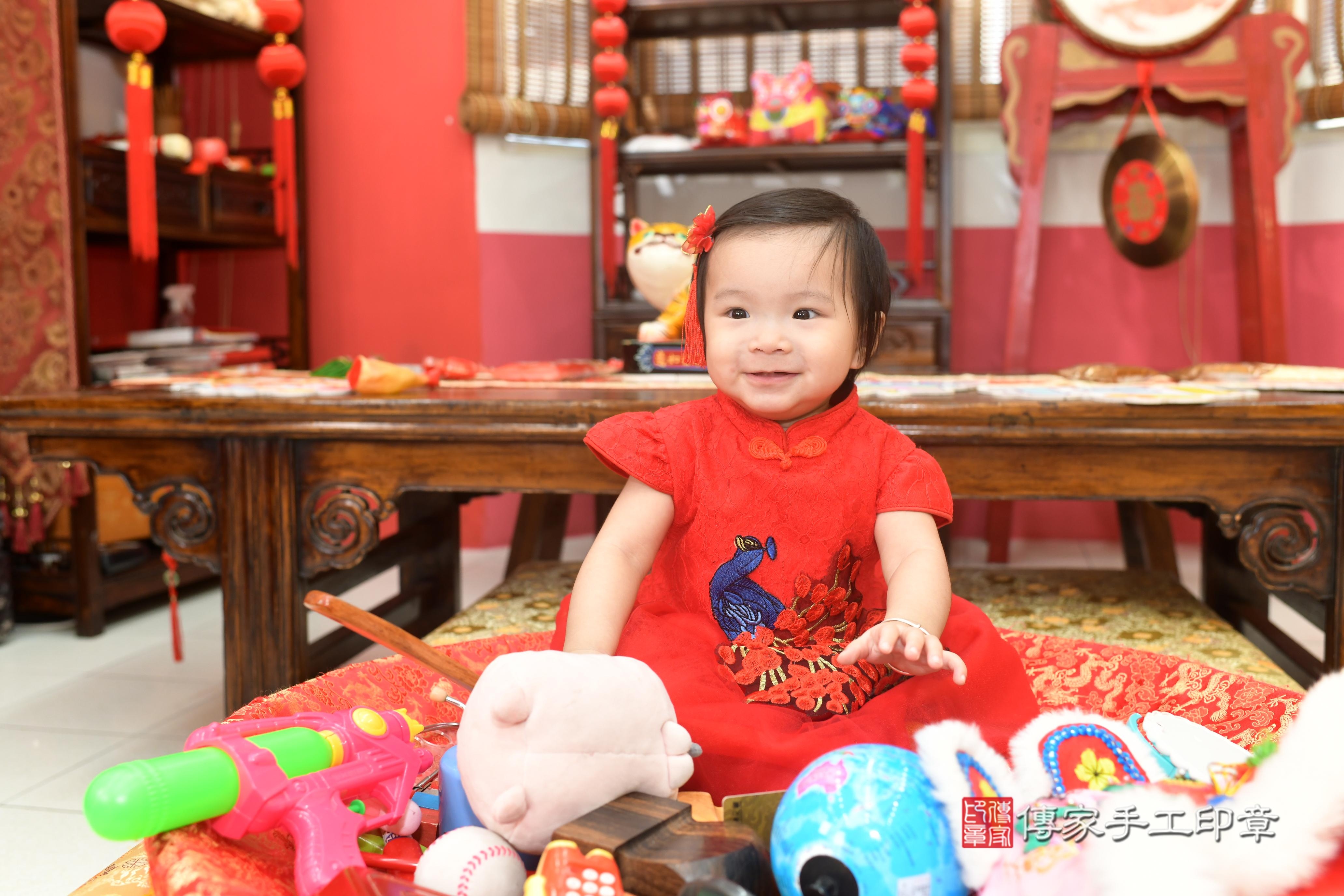 傳家手工印章高雄店、抓周、度脺、美式風會場、傳家嬰兒古禮、吉祥話、抓周道具物品24種、拍照。抓周證書。寶寶抓周、滿周歲、生日快樂、祝福 傳家手工印章高雄店、抓周、度脺、美式風會場、傳家嬰兒古禮、吉祥話、抓周道具物品24種、拍照。抓周證書。寶寶抓周、滿周歲、生日快樂、祝福