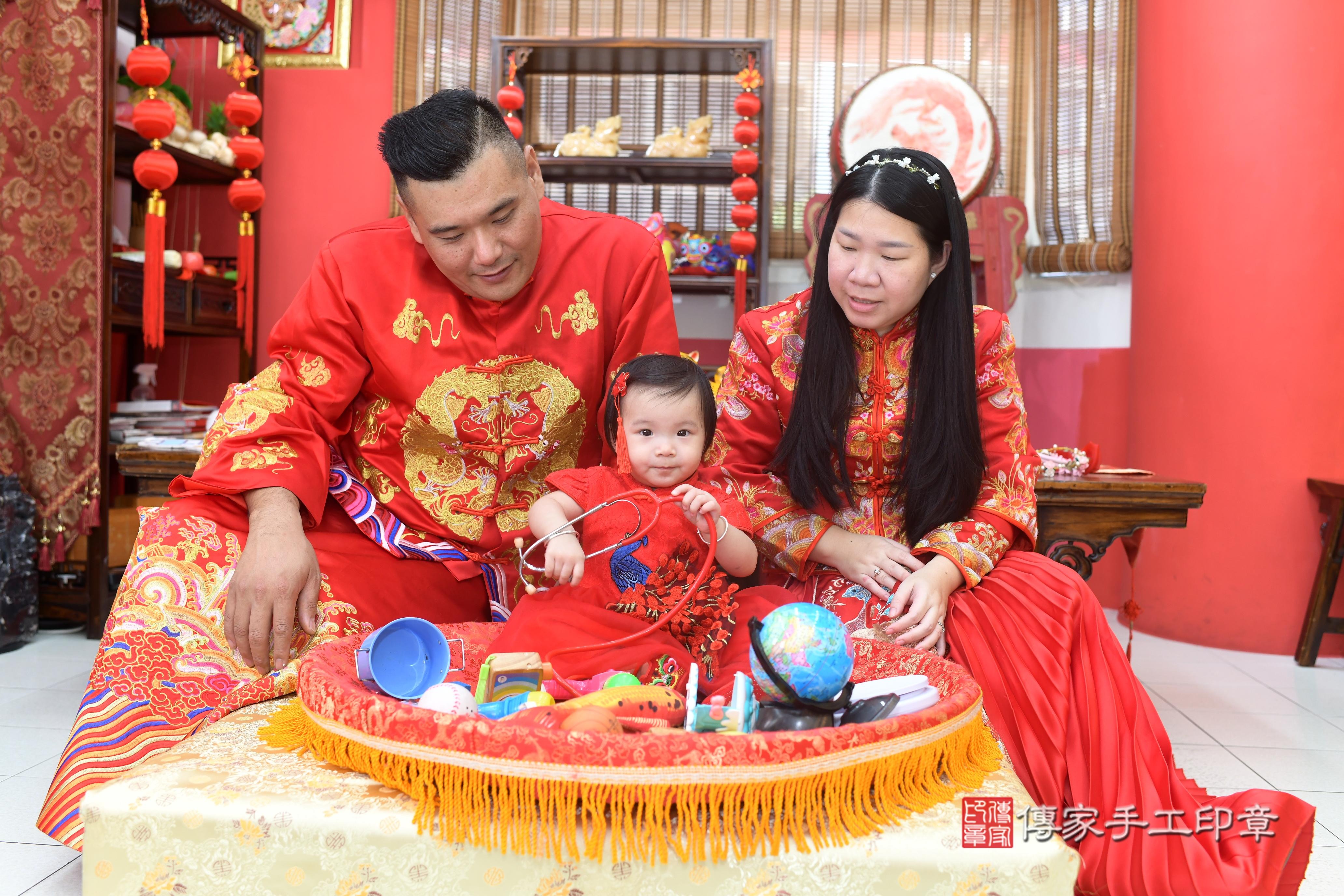 傳家手工印章高雄店、抓周、度脺、美式風會場、傳家嬰兒古禮、吉祥話、抓周道具物品24種、拍照。抓周證書。寶寶抓周、滿周歲、生日快樂、祝福 傳家手工印章高雄店、抓周、度脺、美式風會場、傳家嬰兒古禮、吉祥話、抓周道具物品24種、拍照。抓周證書。寶寶抓周、滿周歲、生日快樂、祝福