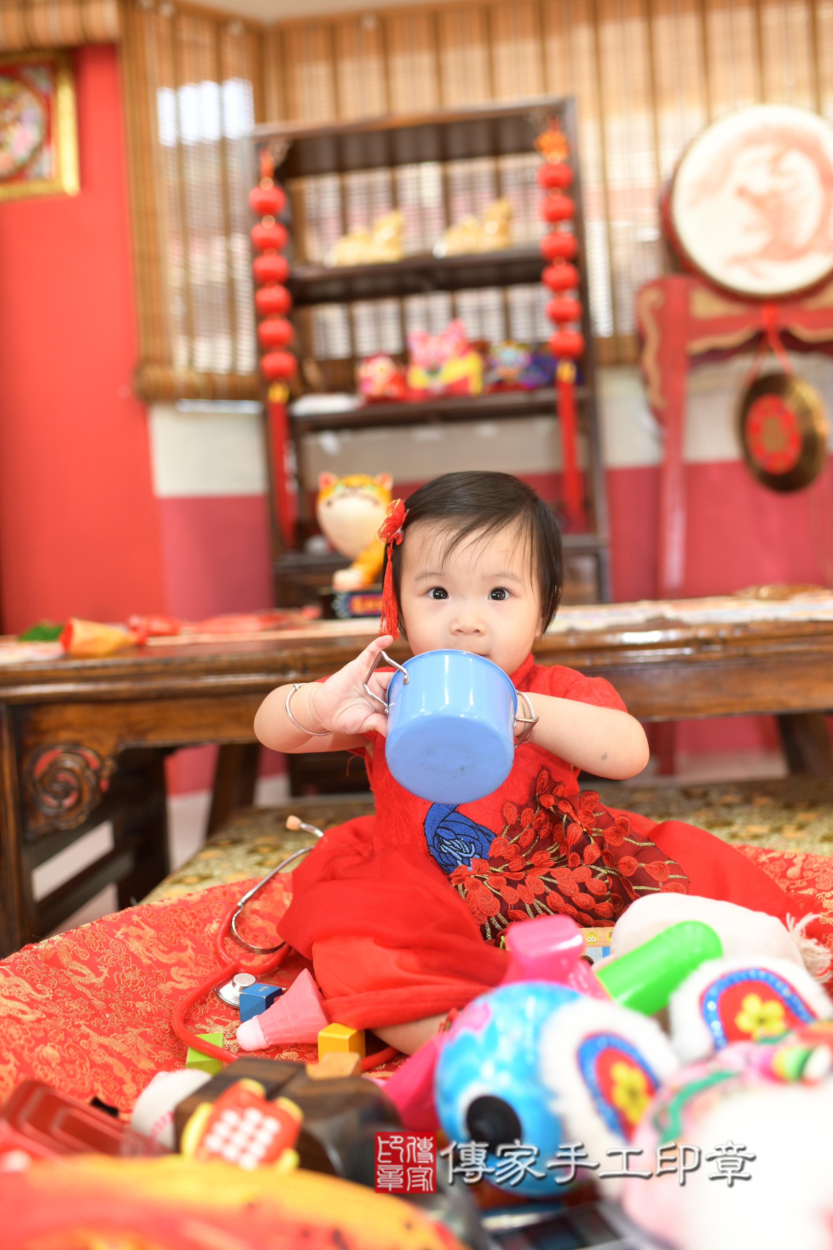 傳家手工印章高雄店、抓周、度脺、美式風會場、傳家嬰兒古禮、吉祥話、抓周道具物品24種、拍照。抓周證書。寶寶抓周、滿周歲、生日快樂、祝福 傳家手工印章高雄店、抓周、度脺、美式風會場、傳家嬰兒古禮、吉祥話、抓周道具物品24種、拍照。抓周證書。寶寶抓周、滿周歲、生日快樂、祝福