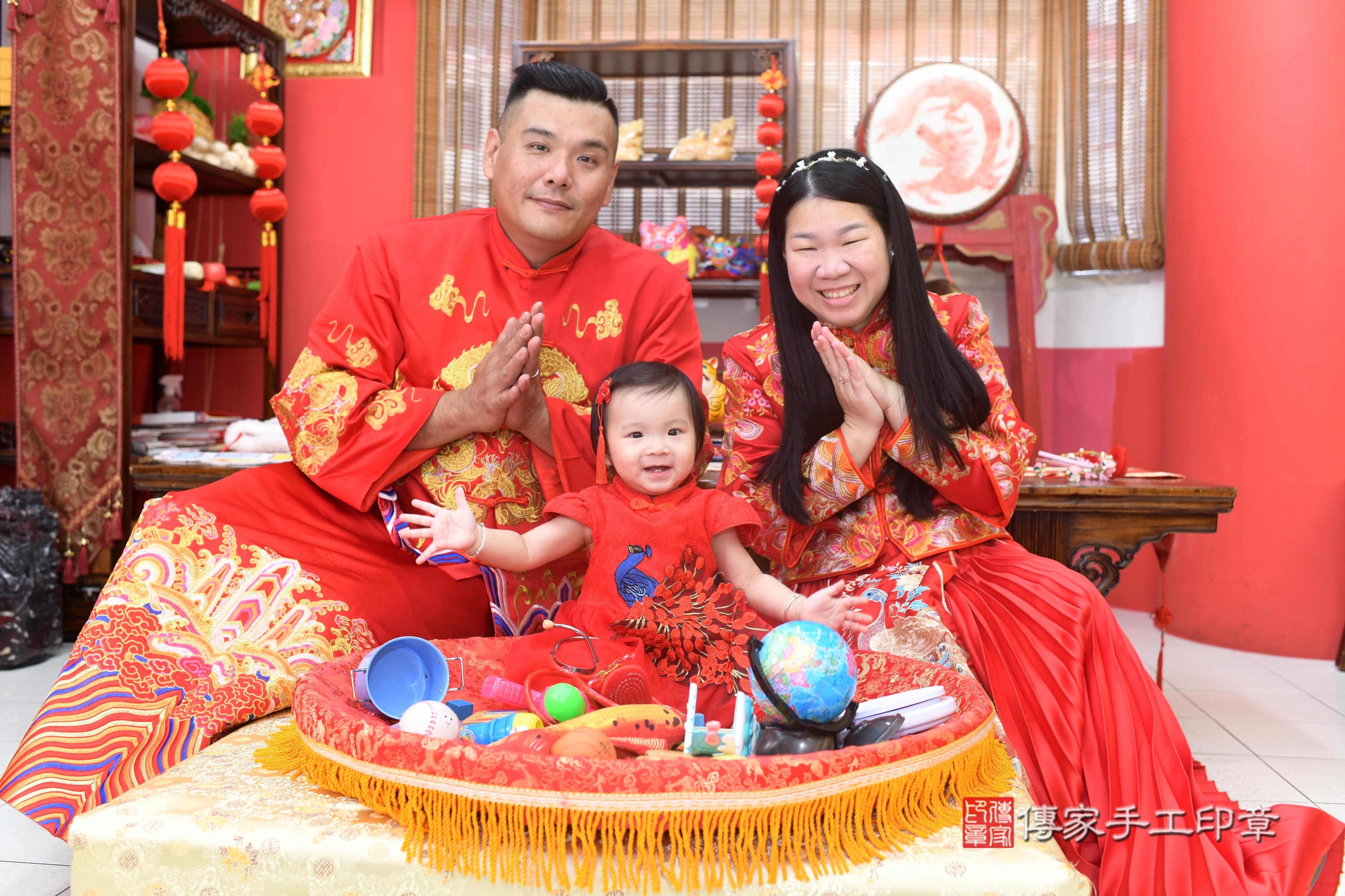 傳家手工印章高雄店、抓周、度脺、美式風會場、傳家嬰兒古禮、吉祥話、抓周道具物品24種、拍照。抓周證書。寶寶抓周、滿周歲、生日快樂、祝福 傳家手工印章高雄店、抓周、度脺、美式風會場、傳家嬰兒古禮、吉祥話、抓周道具物品24種、拍照。抓周證書。寶寶抓周、滿周歲、生日快樂、祝福