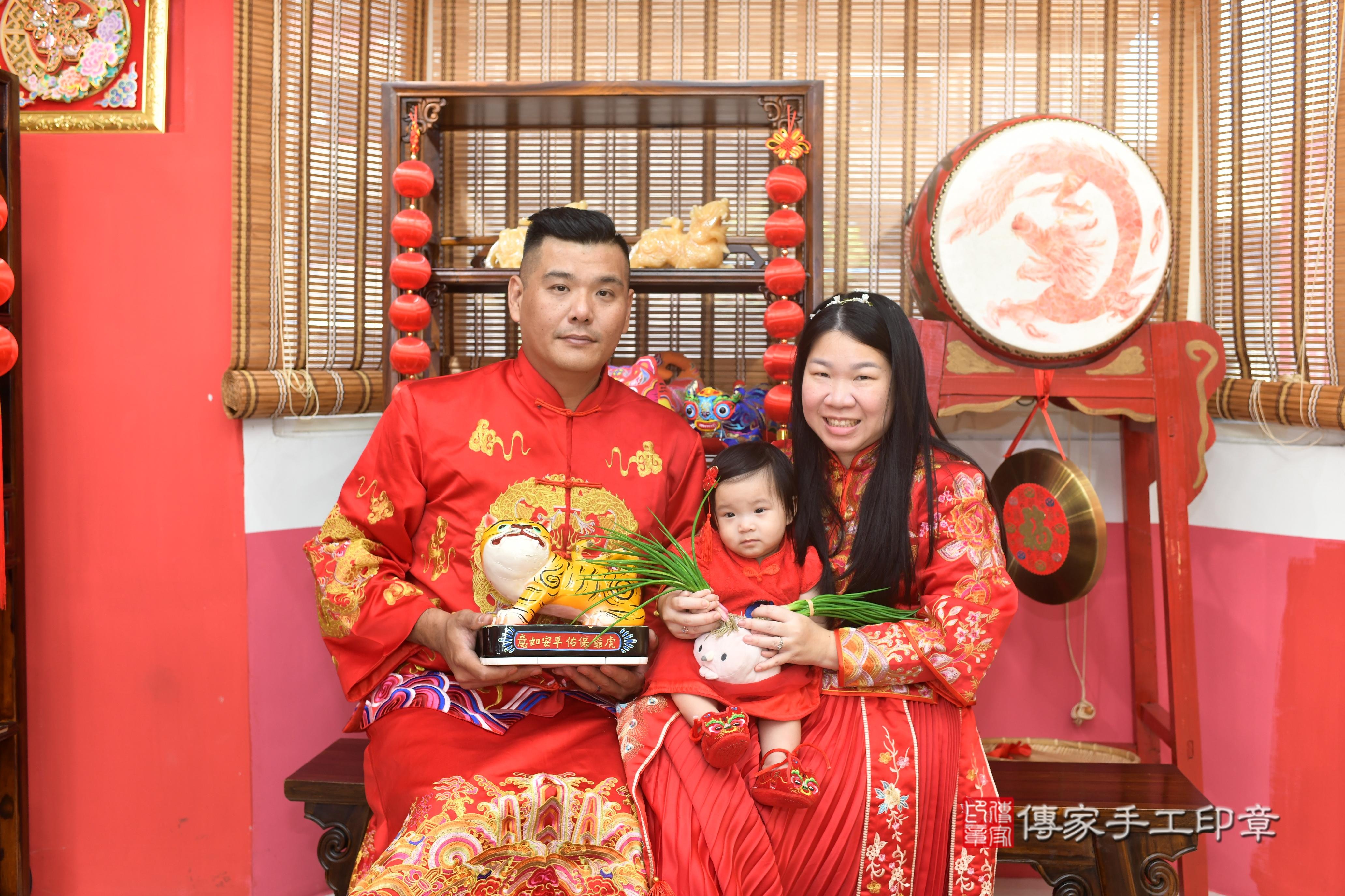 傳家手工印章高雄店、抓周、度脺、美式風會場、傳家嬰兒古禮、吉祥話、抓周道具物品24種、拍照。抓周證書。寶寶抓周、滿周歲、生日快樂、祝福 傳家手工印章高雄店、抓周、度脺、美式風會場、傳家嬰兒古禮、吉祥話、抓周道具物品24種、拍照。抓周證書。寶寶抓周、滿周歲、生日快樂、祝福