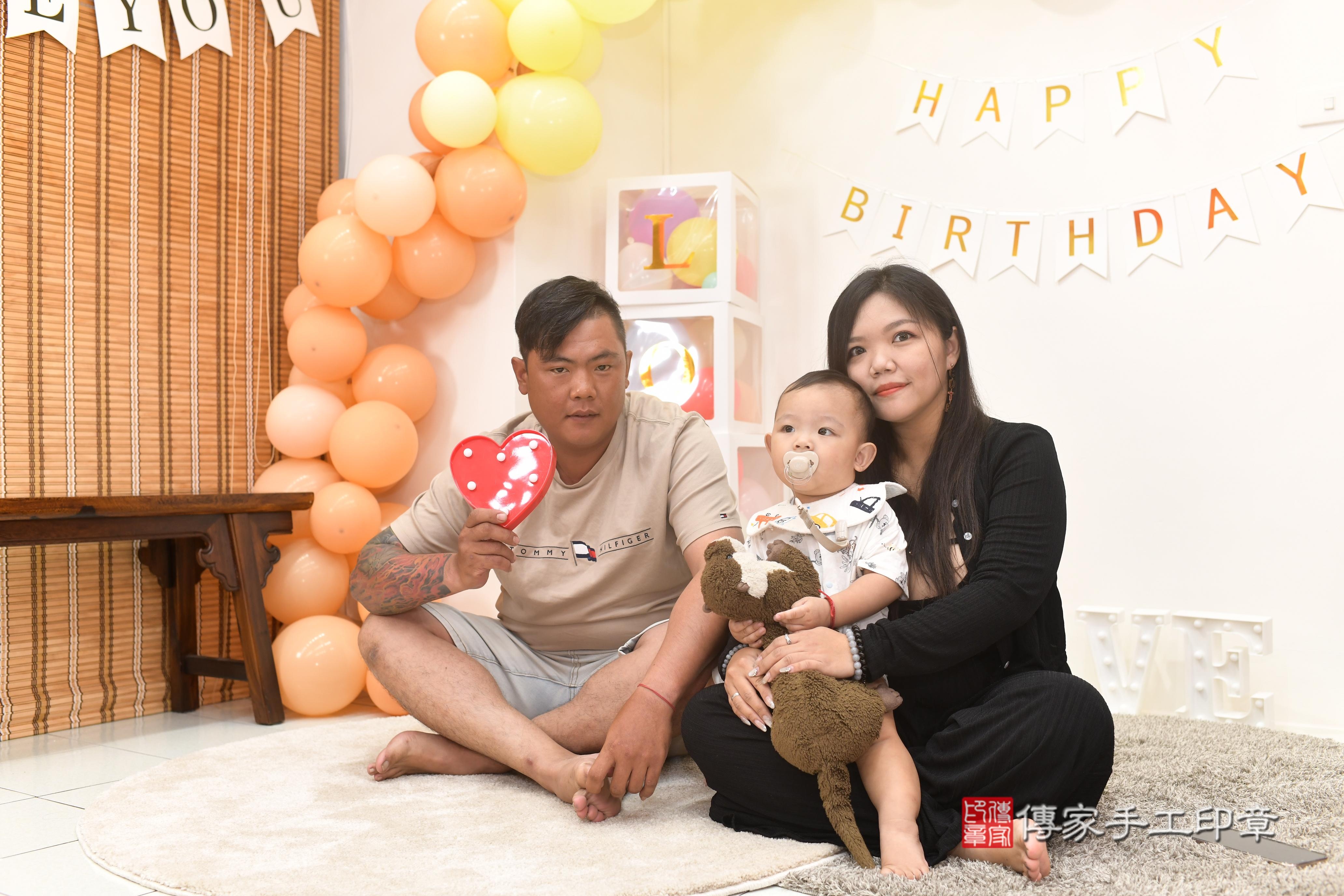 傳家手工印章高雄店、抓周、度脺、美式風會場、傳家嬰兒古禮、吉祥話、抓周道具物品24種、拍照。抓周證書。寶寶抓周、滿周歲、生日快樂、祝福