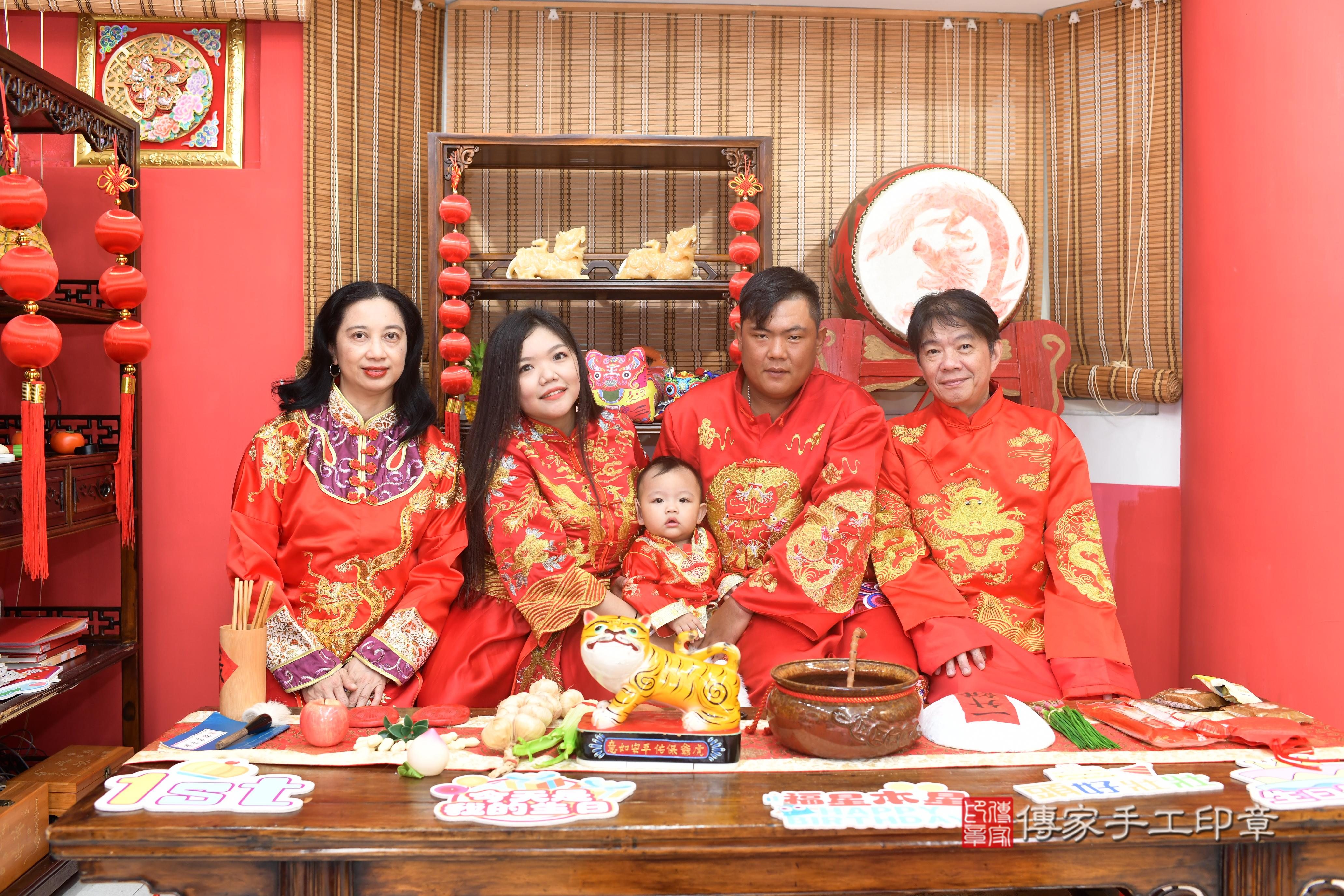 傳家手工印章高雄店、抓周、度脺、美式風會場、傳家嬰兒古禮、吉祥話、抓周道具物品24種、拍照。抓周證書。寶寶抓周、滿周歲、生日快樂、祝福