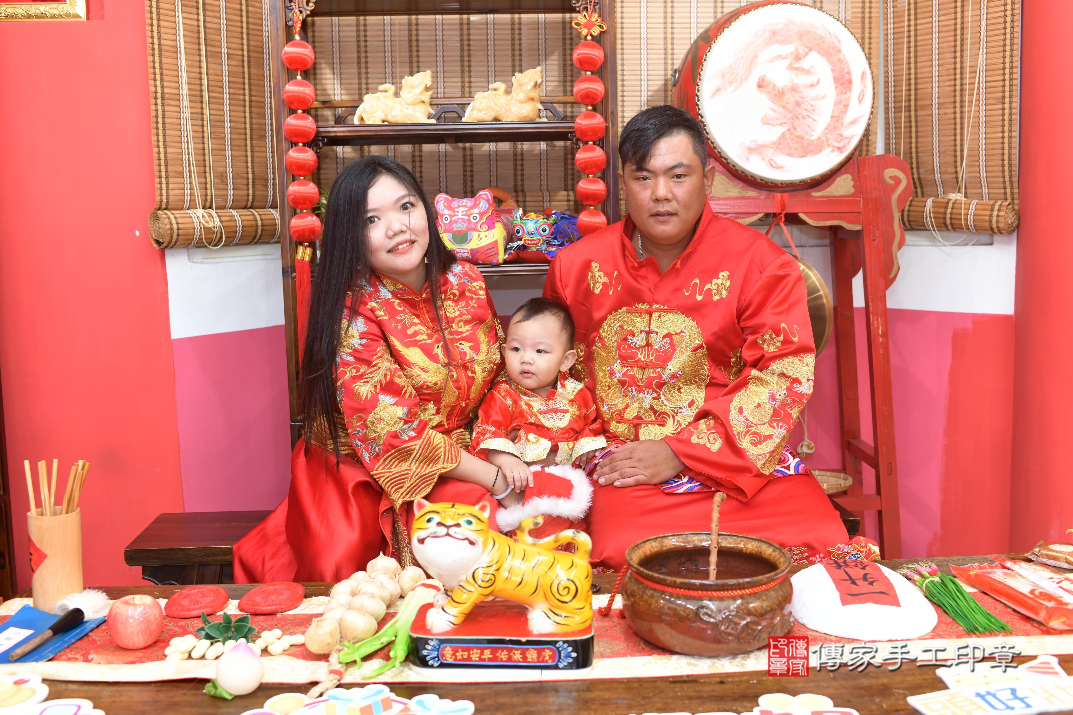 傳家手工印章高雄店、抓周、度脺、美式風會場、傳家嬰兒古禮、吉祥話、抓周道具物品24種、拍照。抓周證書。寶寶抓周、滿周歲、生日快樂、祝福