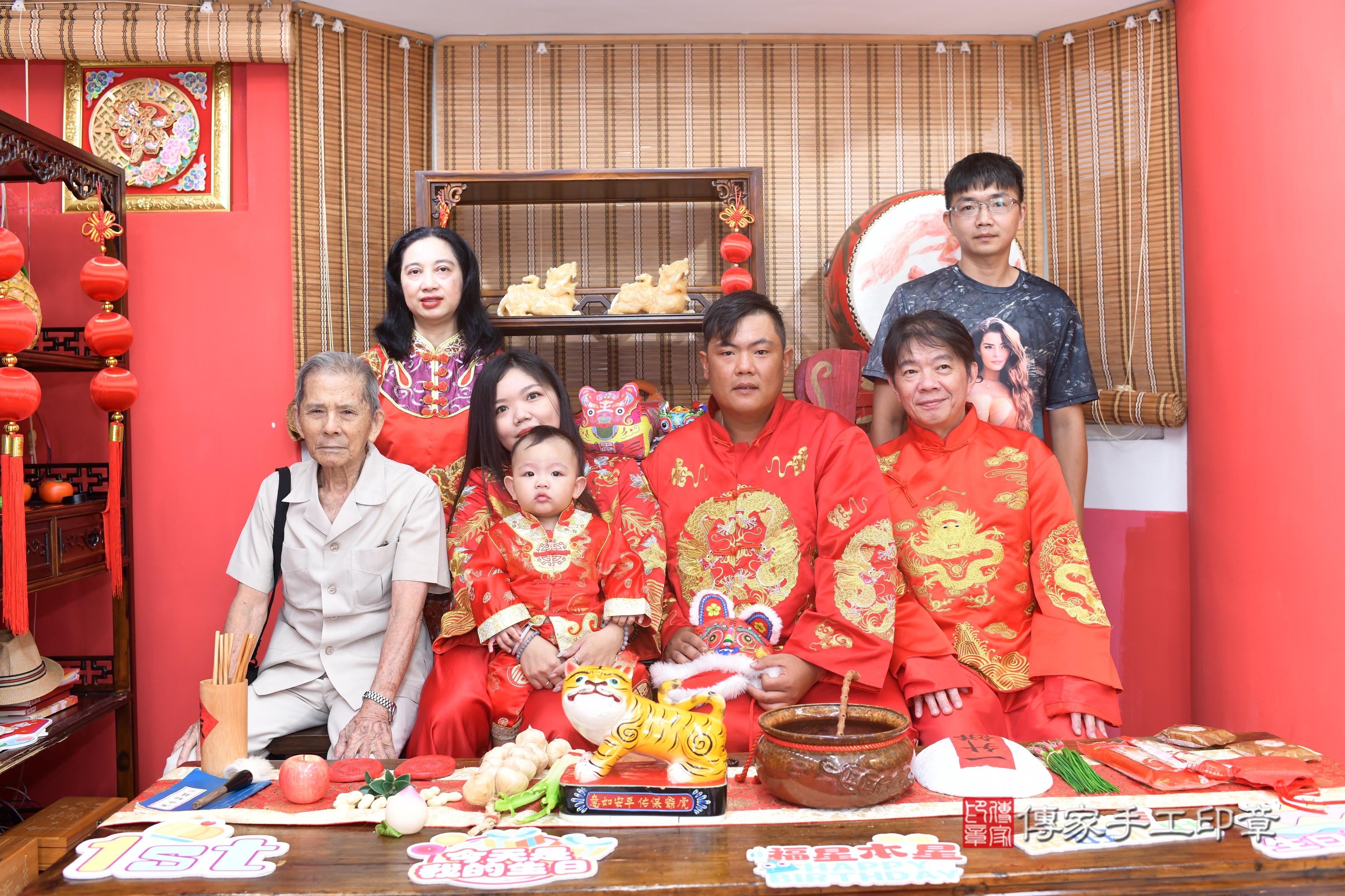 傳家手工印章高雄店、抓周、度脺、美式風會場、傳家嬰兒古禮、吉祥話、抓周道具物品24種、拍照。抓周證書。寶寶抓周、滿周歲、生日快樂、祝福