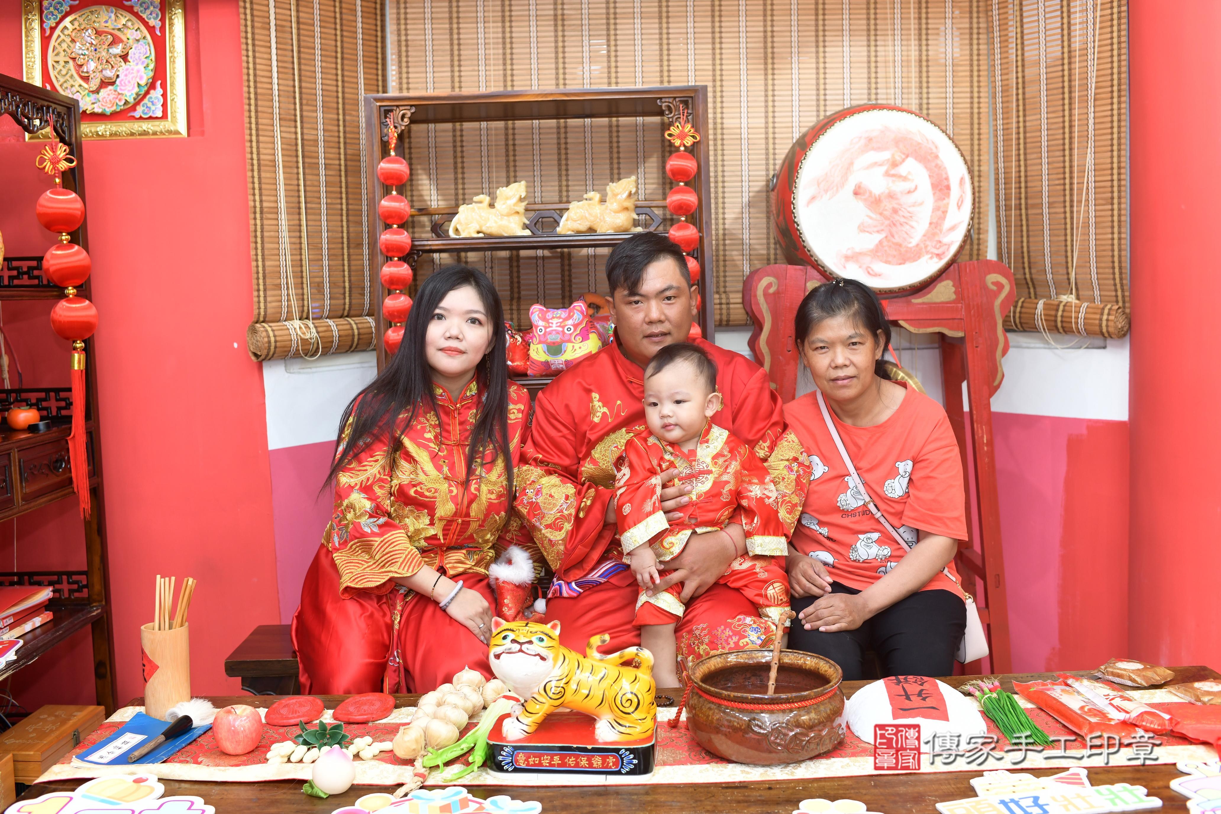 傳家手工印章高雄店、抓周、度脺、美式風會場、傳家嬰兒古禮、吉祥話、抓周道具物品24種、拍照。抓周證書。寶寶抓周、滿周歲、生日快樂、祝福