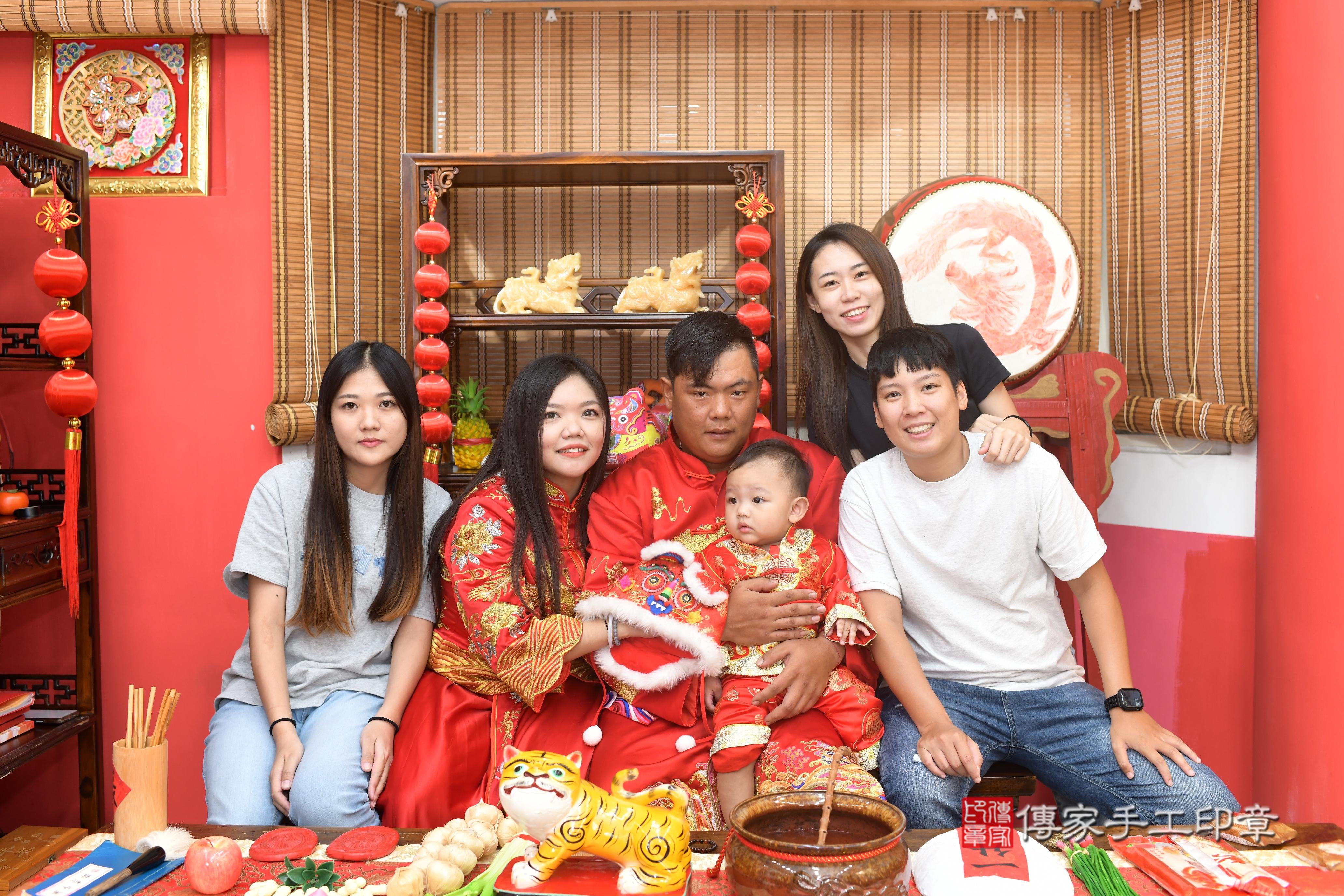 傳家手工印章高雄店、抓周、度脺、美式風會場、傳家嬰兒古禮、吉祥話、抓周道具物品24種、拍照。抓周證書。寶寶抓周、滿周歲、生日快樂、祝福