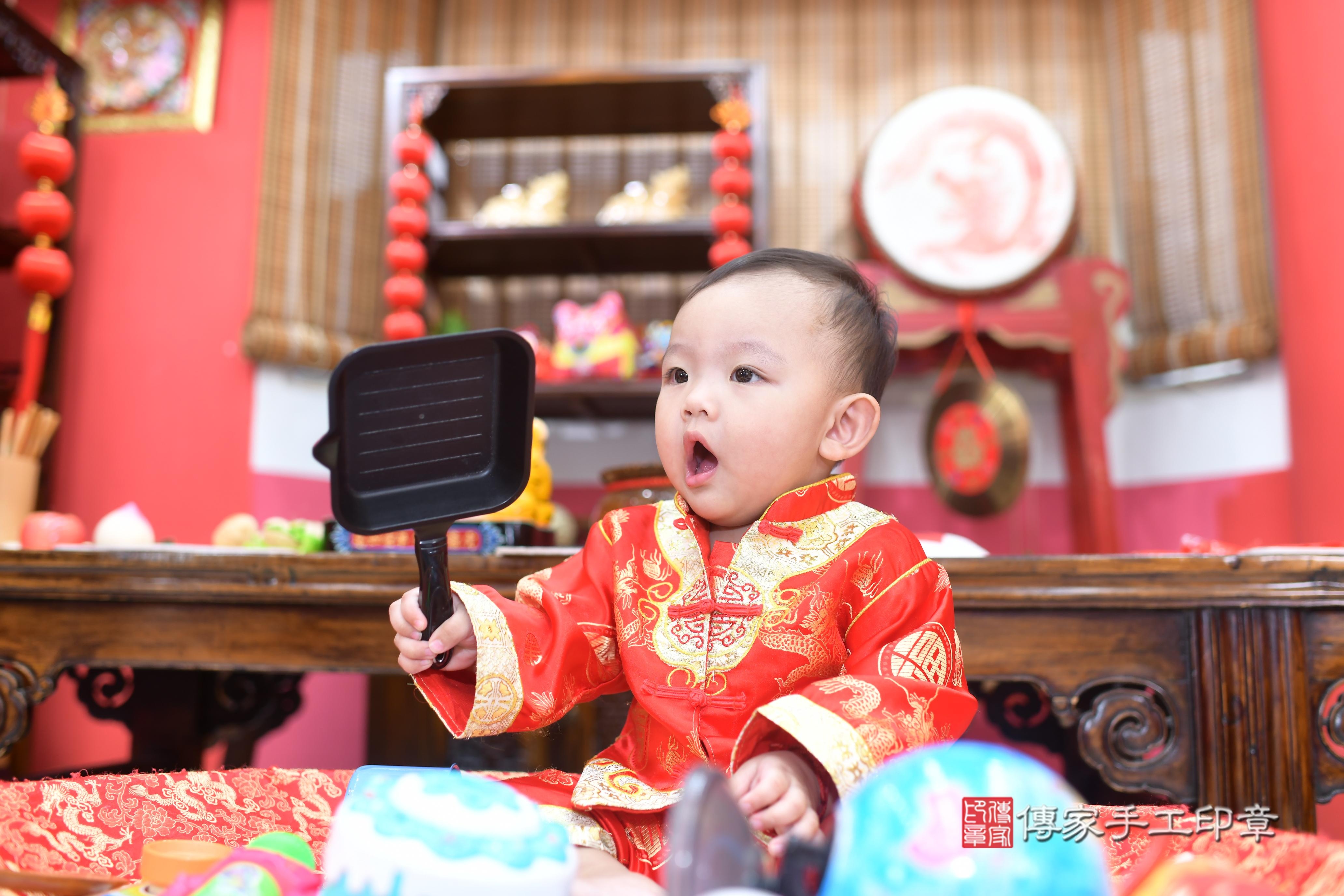 傳家手工印章高雄店、抓周、度脺、美式風會場、傳家嬰兒古禮、吉祥話、抓周道具物品24種、拍照。抓周證書。寶寶抓周、滿周歲、生日快樂、祝福