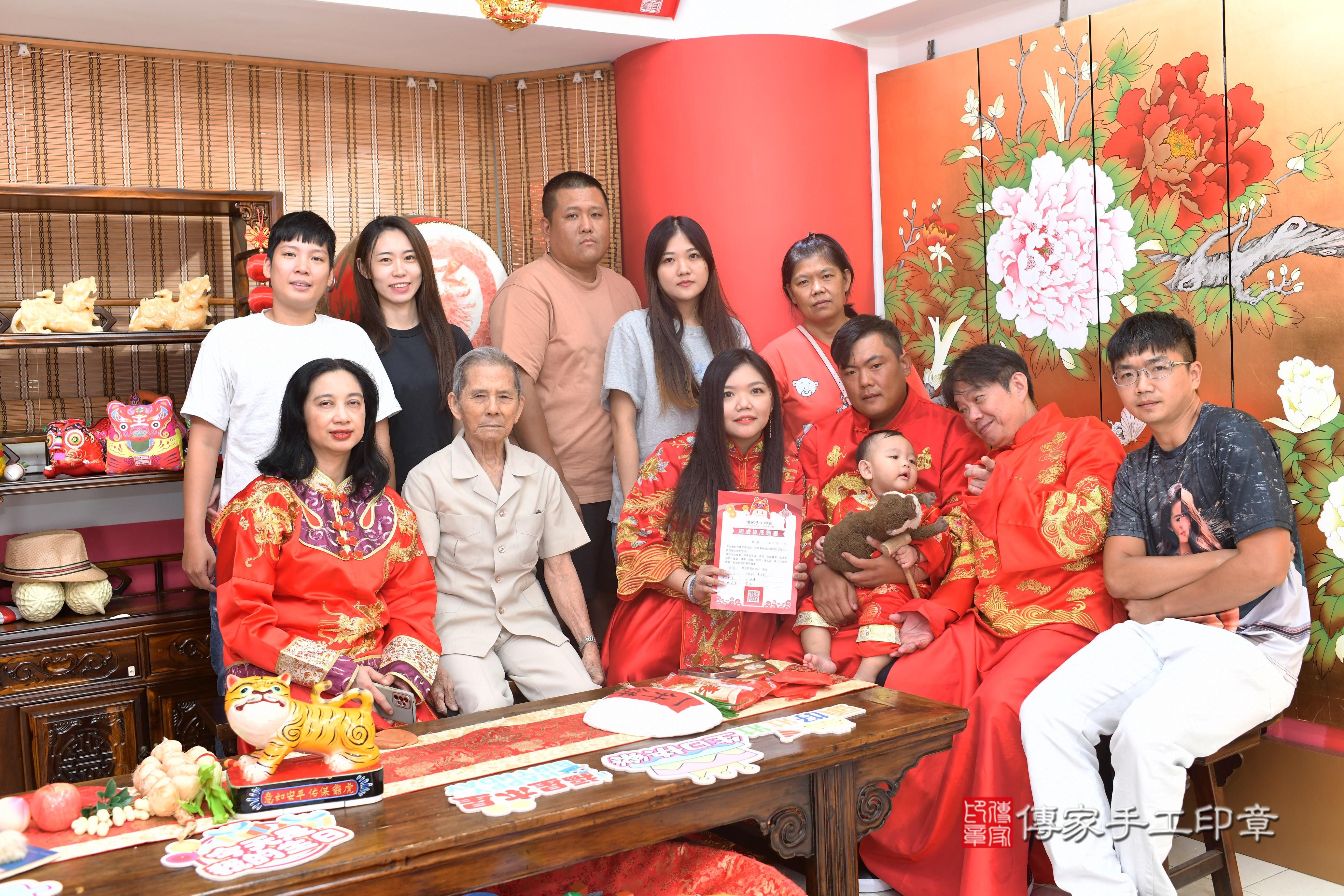 傳家手工印章高雄店、抓周、度脺、美式風會場、傳家嬰兒古禮、吉祥話、抓周道具物品24種、拍照。抓周證書。寶寶抓周、滿周歲、生日快樂、祝福