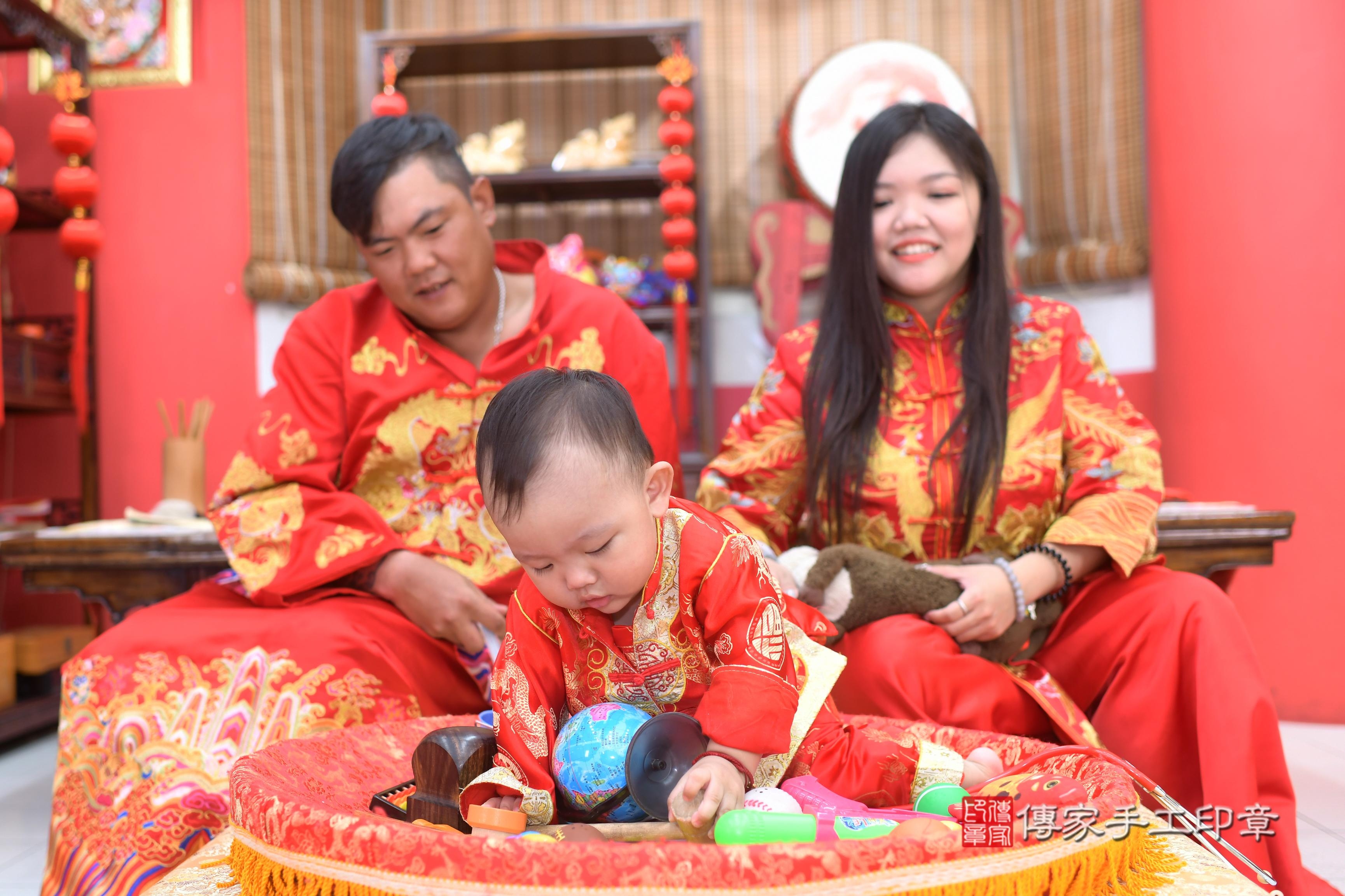 傳家手工印章高雄店、抓周、度脺、美式風會場、傳家嬰兒古禮、吉祥話、抓周道具物品24種、拍照。抓周證書。寶寶抓周、滿周歲、生日快樂、祝福