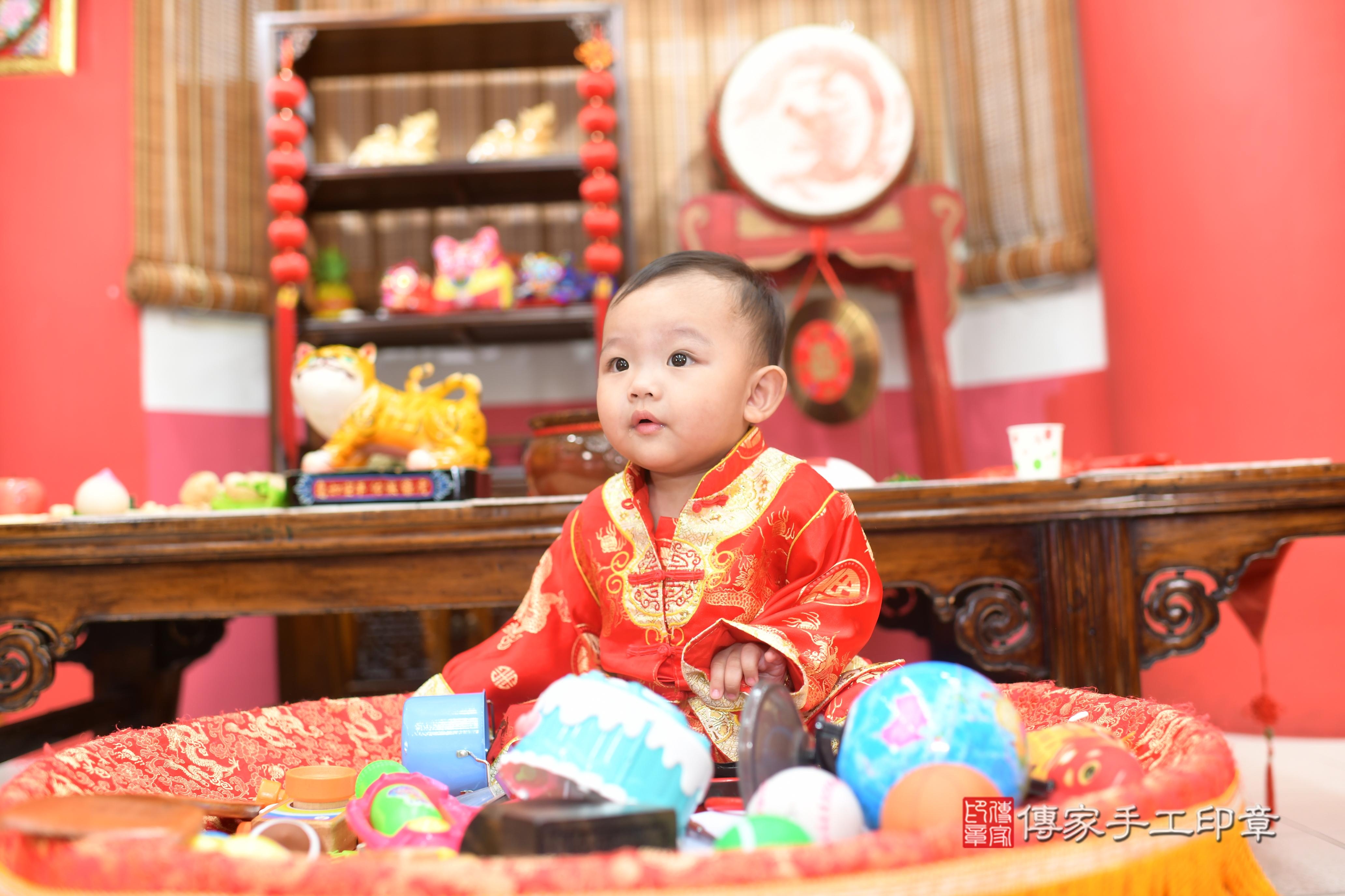 傳家手工印章高雄店、抓周、度脺、美式風會場、傳家嬰兒古禮、吉祥話、抓周道具物品24種、拍照。抓周證書。寶寶抓周、滿周歲、生日快樂、祝福