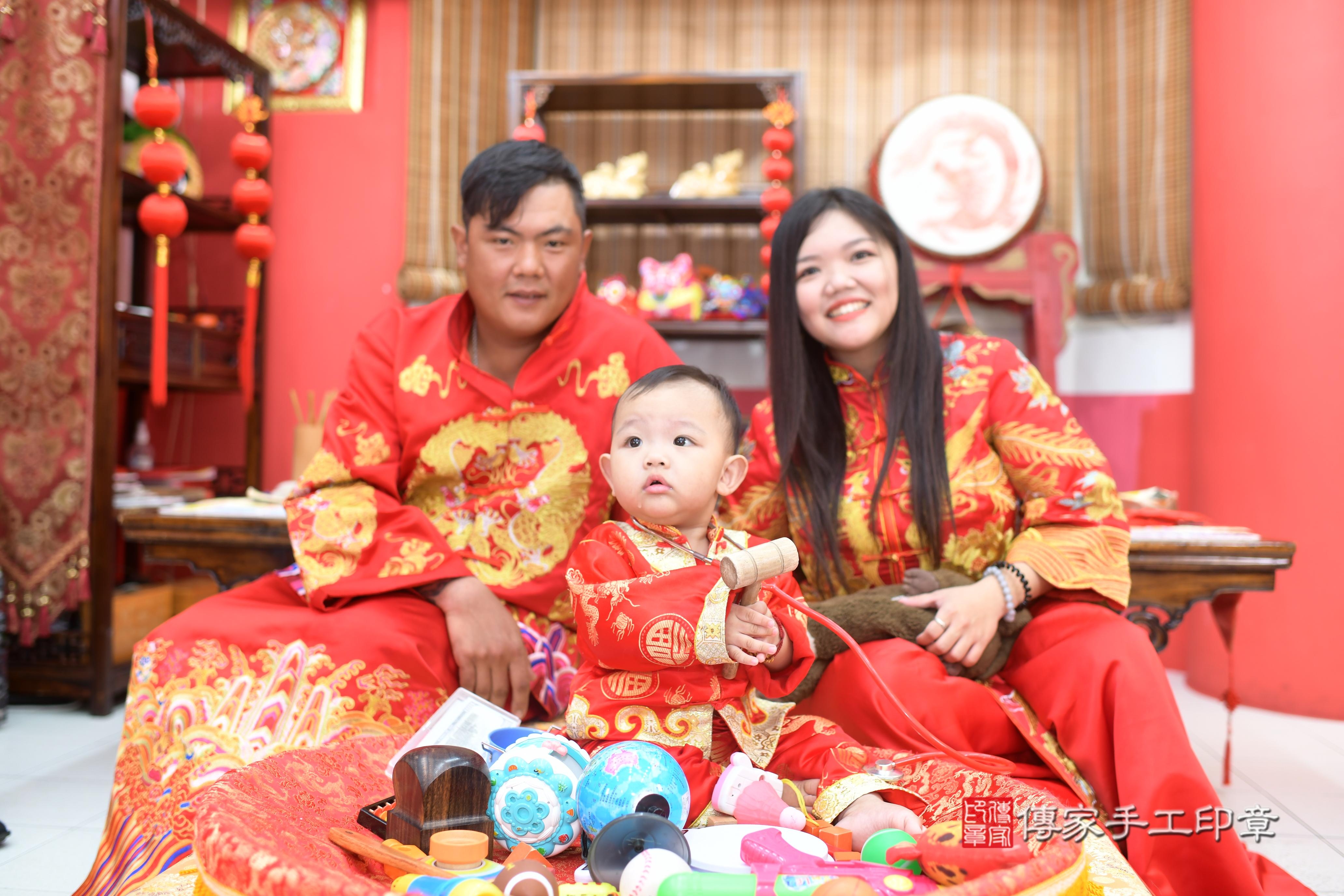 傳家手工印章高雄店、抓周、度脺、美式風會場、傳家嬰兒古禮、吉祥話、抓周道具物品24種、拍照。抓周證書。寶寶抓周、滿周歲、生日快樂、祝福