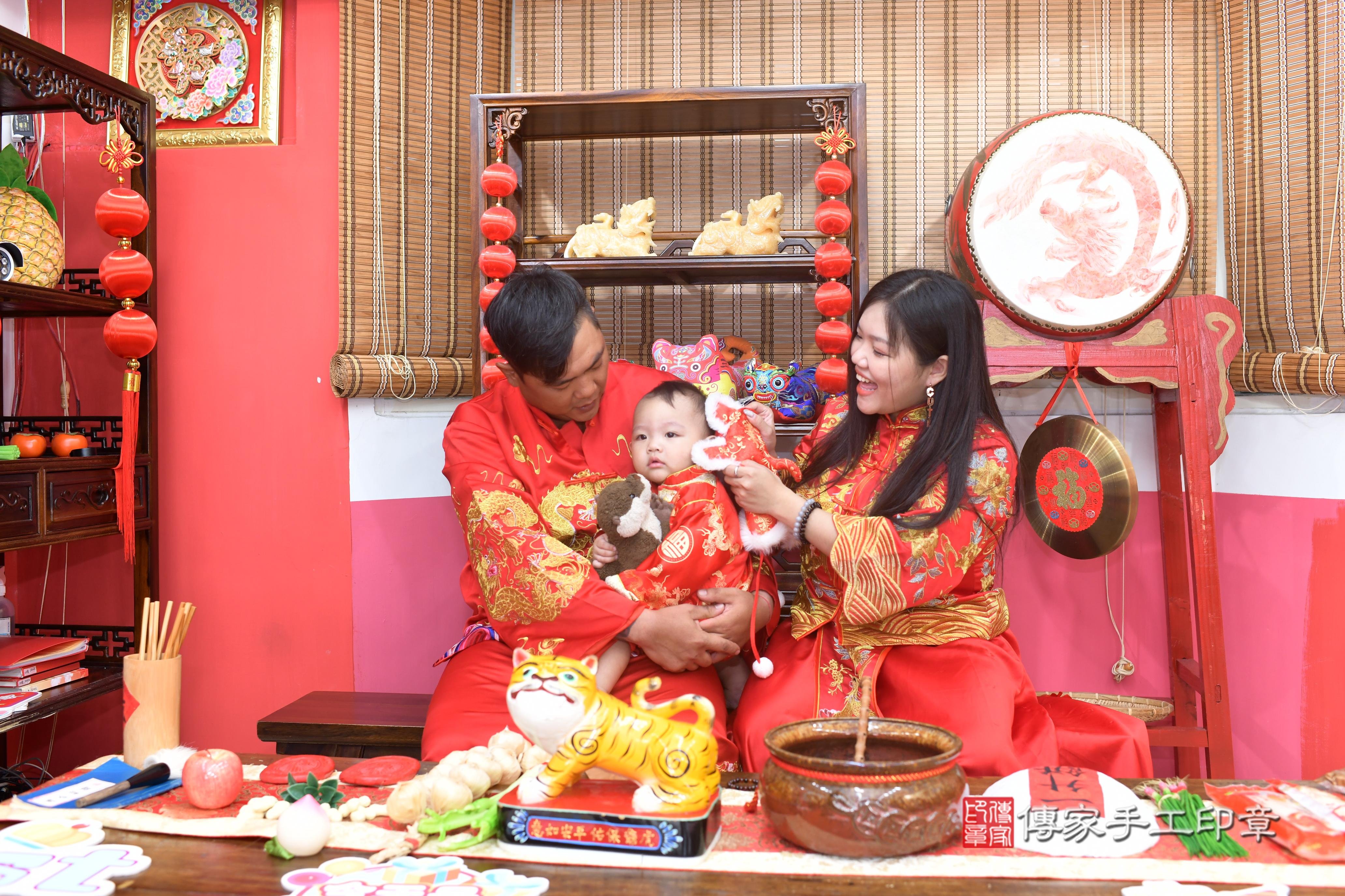 傳家手工印章高雄店、抓周、度脺、美式風會場、傳家嬰兒古禮、吉祥話、抓周道具物品24種、拍照。抓周證書。寶寶抓周、滿周歲、生日快樂、祝福