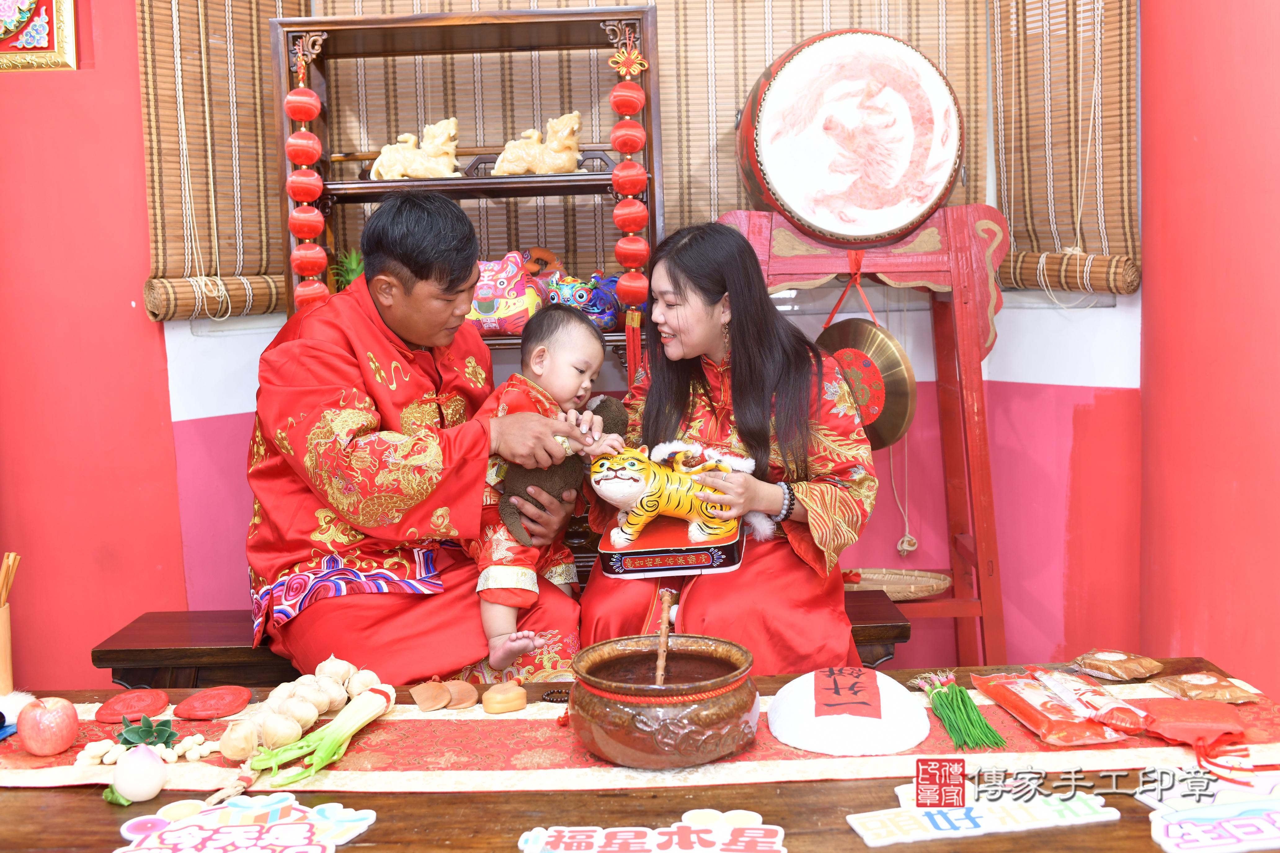 傳家手工印章高雄店、抓周、度脺、美式風會場、傳家嬰兒古禮、吉祥話、抓周道具物品24種、拍照。抓周證書。寶寶抓周、滿周歲、生日快樂、祝福