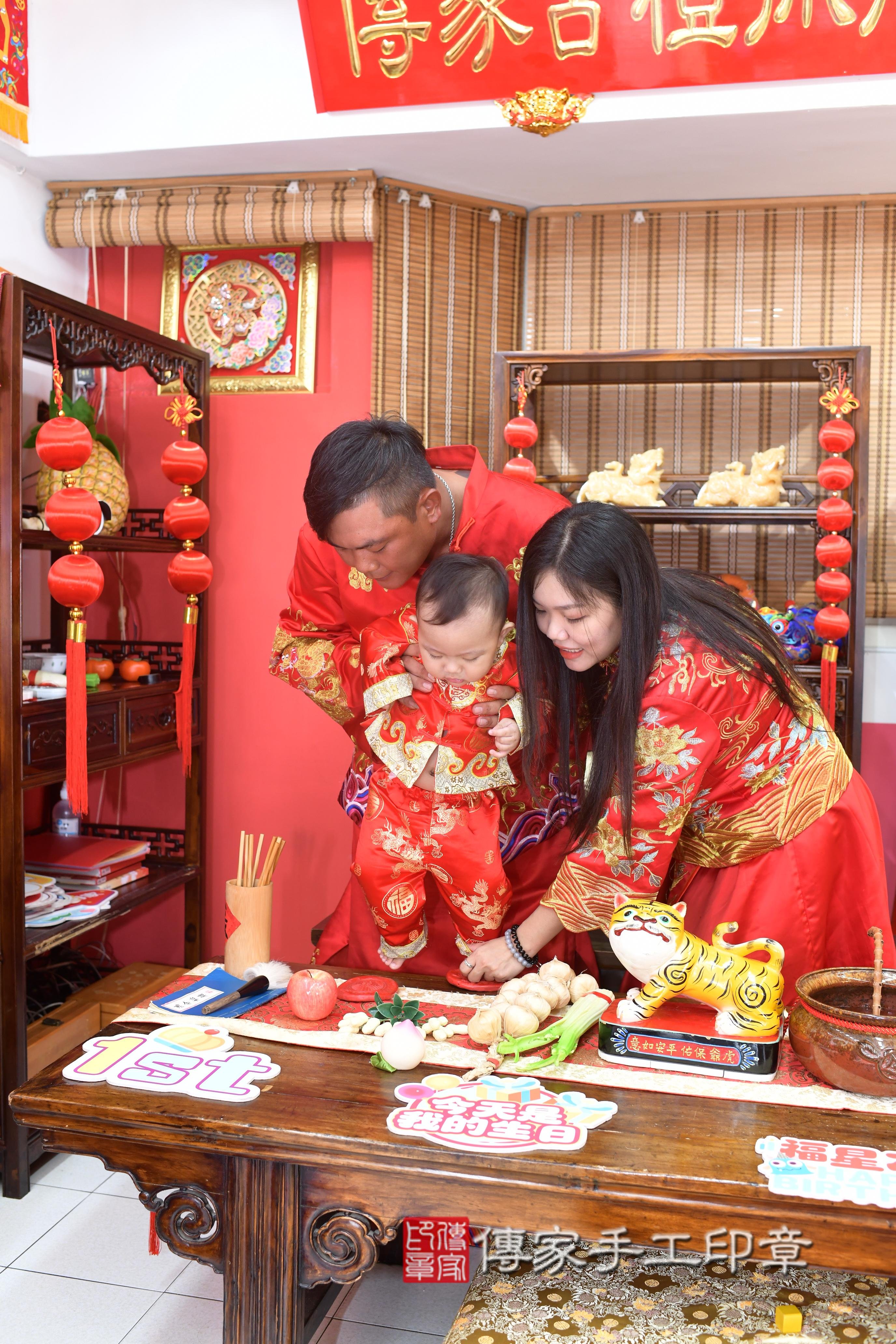 傳家手工印章高雄店、抓周、度脺、美式風會場、傳家嬰兒古禮、吉祥話、抓周道具物品24種、拍照。抓周證書。寶寶抓周、滿周歲、生日快樂、祝福