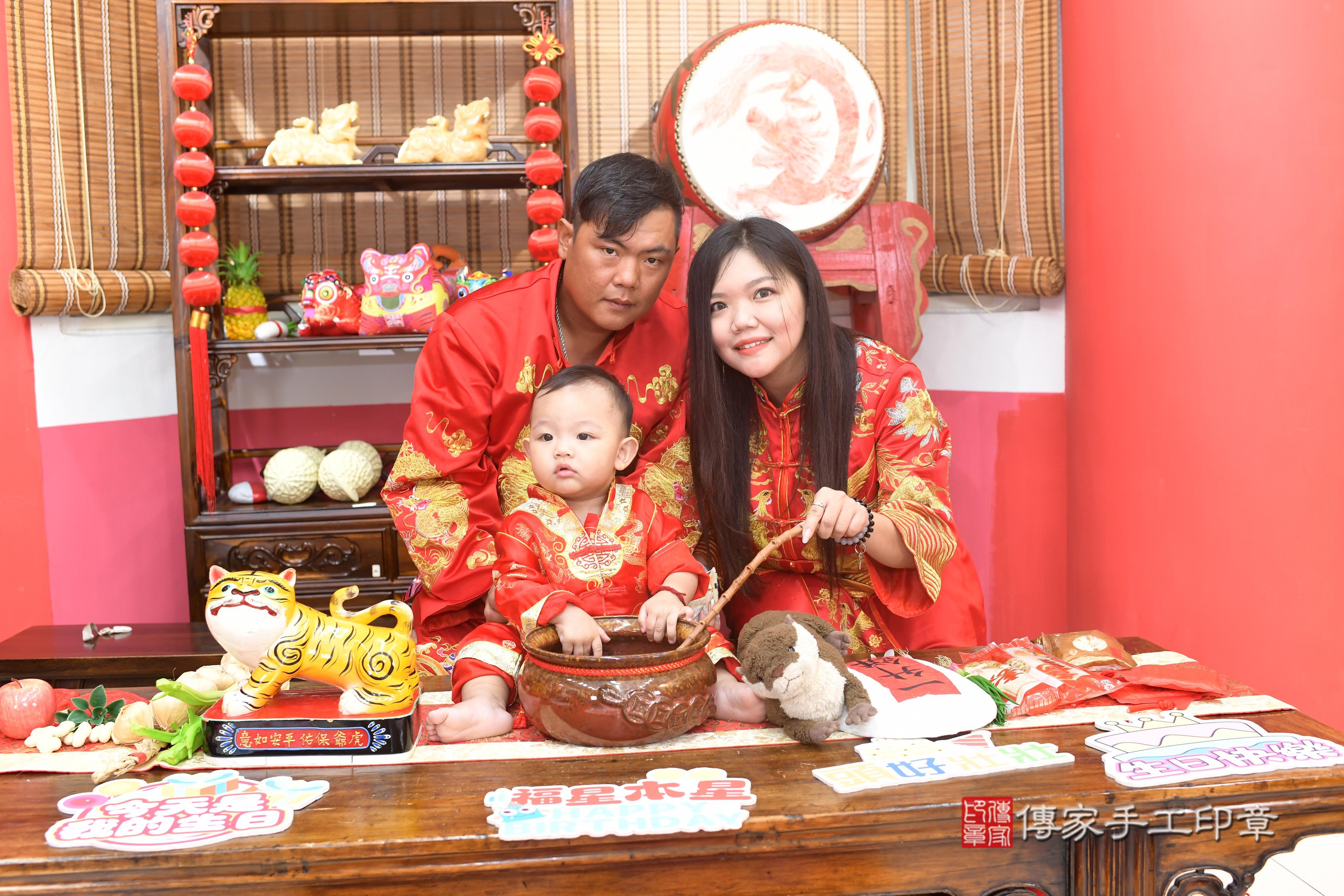 傳家手工印章高雄店、抓周、度脺、美式風會場、傳家嬰兒古禮、吉祥話、抓周道具物品24種、拍照。抓周證書。寶寶抓周、滿周歲、生日快樂、祝福