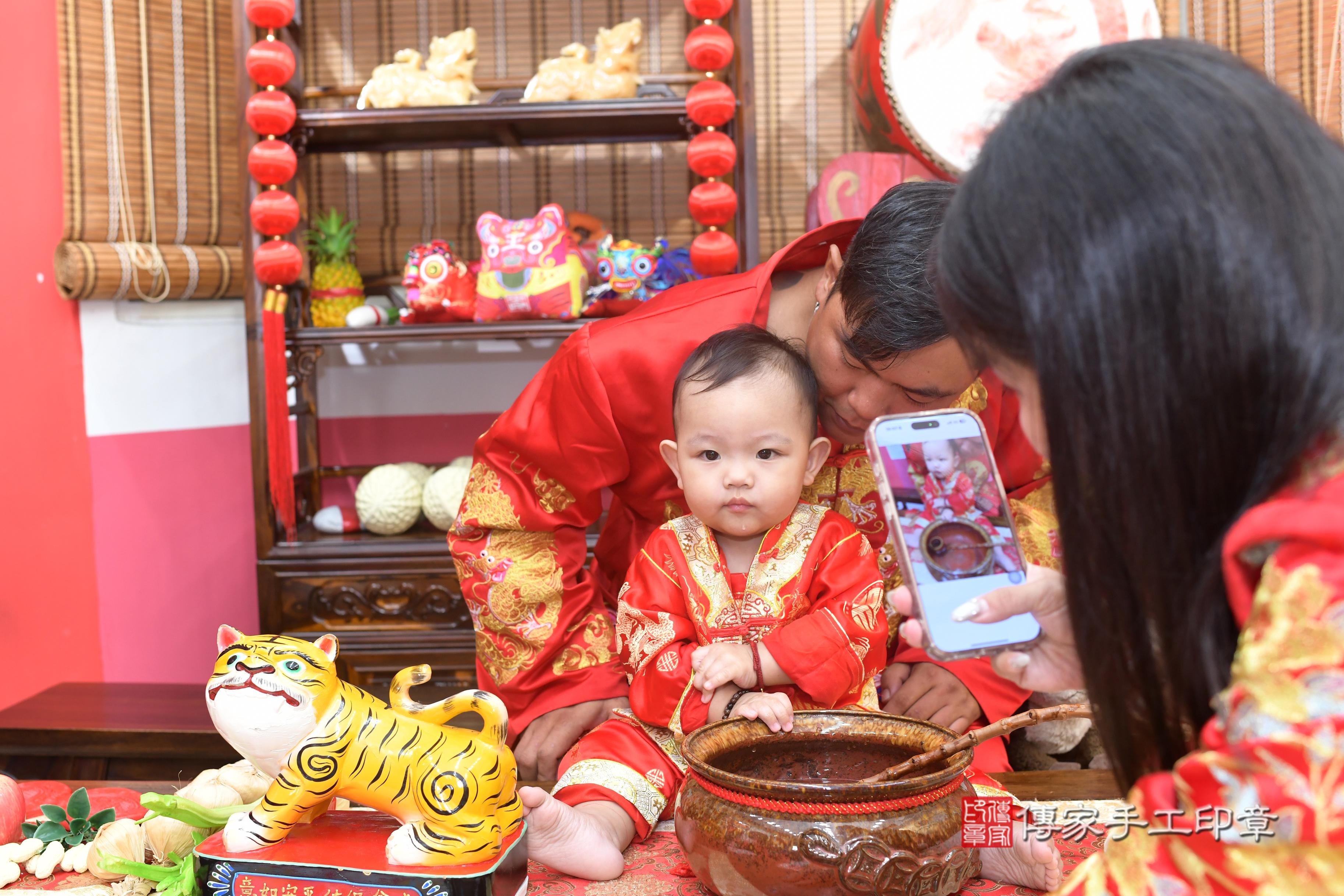 傳家手工印章高雄店、抓周、度脺、美式風會場、傳家嬰兒古禮、吉祥話、抓周道具物品24種、拍照。抓周證書。寶寶抓周、滿周歲、生日快樂、祝福