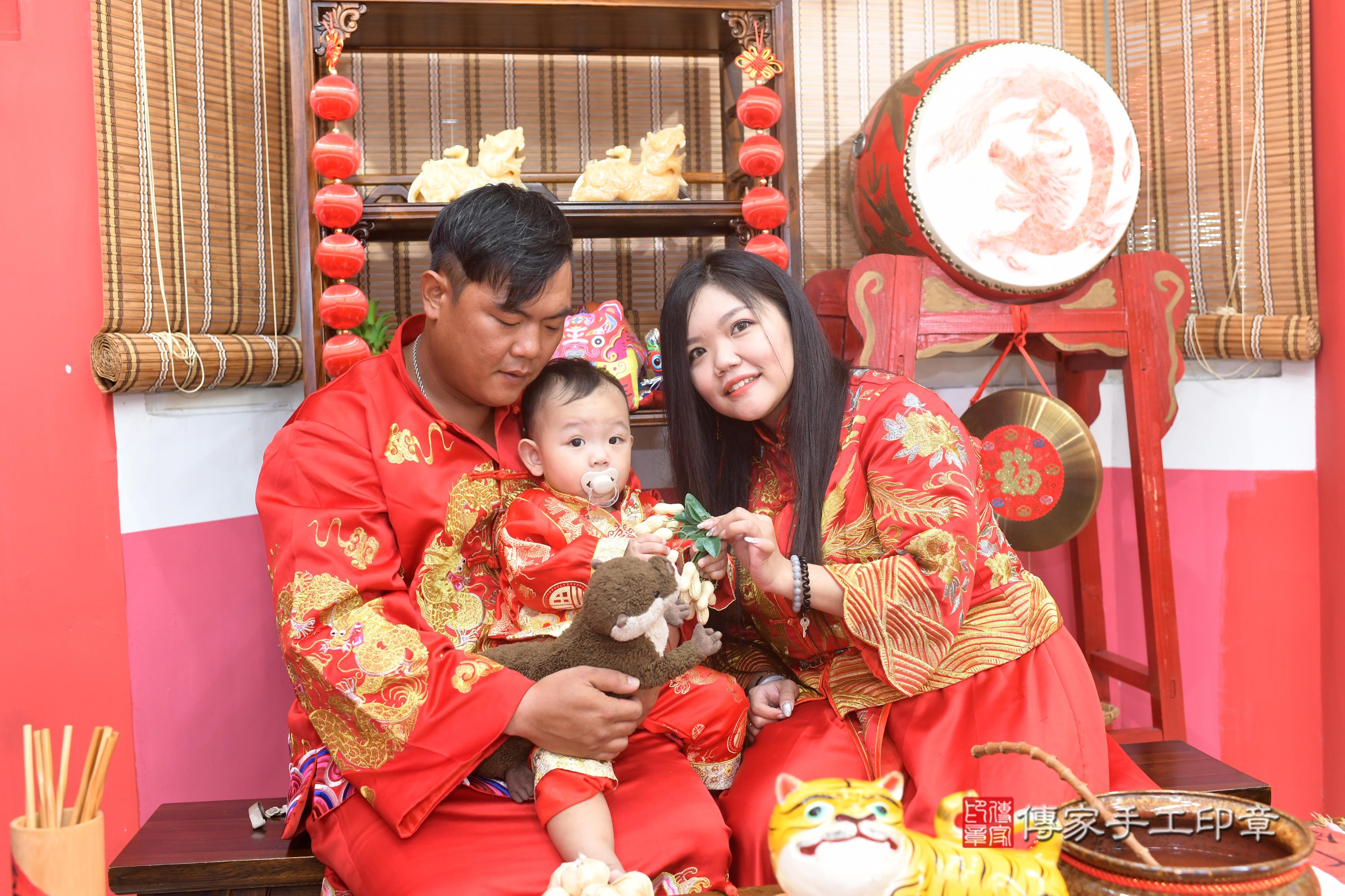 傳家手工印章高雄店、抓周、度脺、美式風會場、傳家嬰兒古禮、吉祥話、抓周道具物品24種、拍照。抓周證書。寶寶抓周、滿周歲、生日快樂、祝福