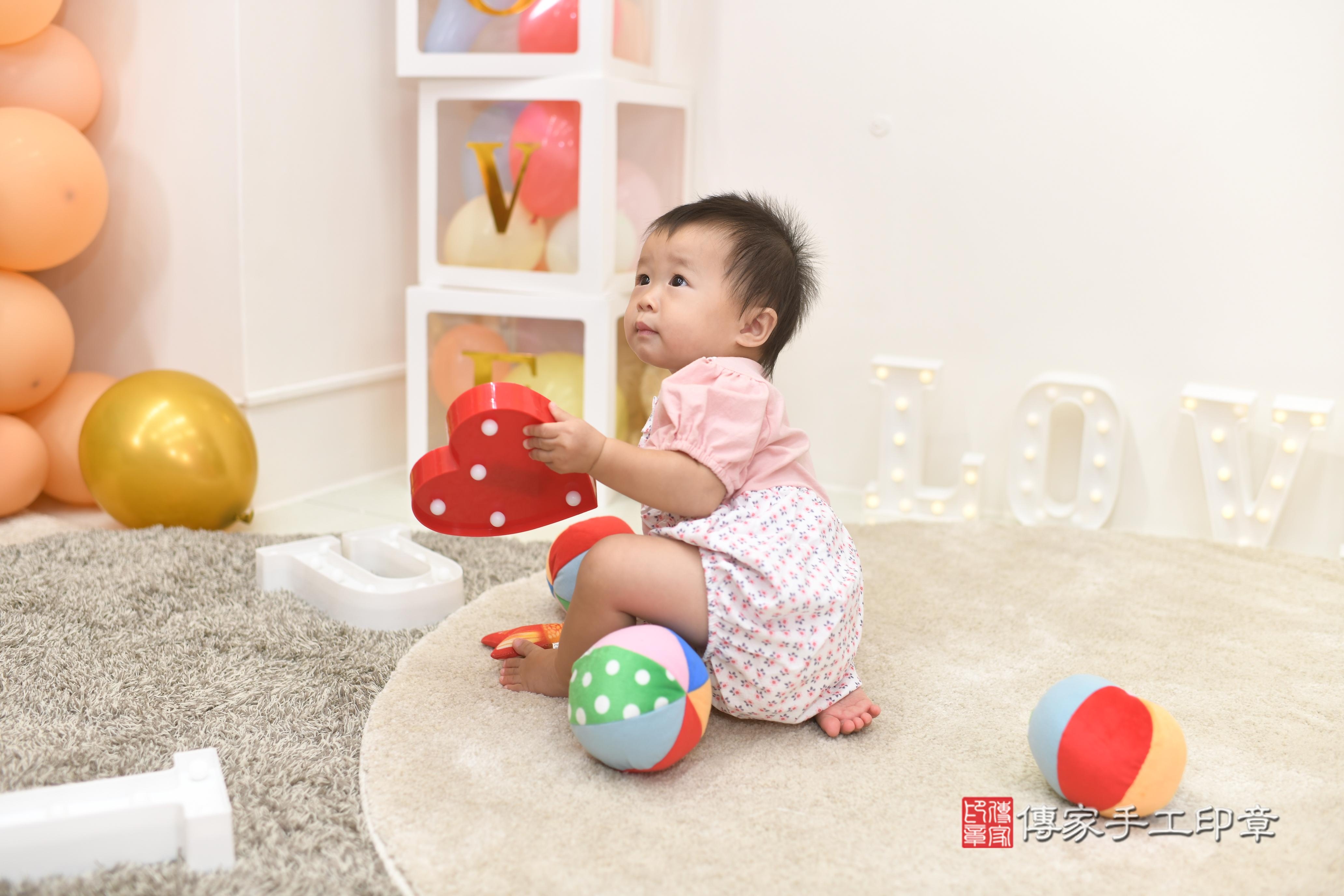 傳家手工印章高雄店、抓周、度脺、美式風會場、傳家嬰兒古禮、吉祥話、抓周道具物品24種、拍照。抓周證書。寶寶抓周、滿周歲、生日快樂、祝福