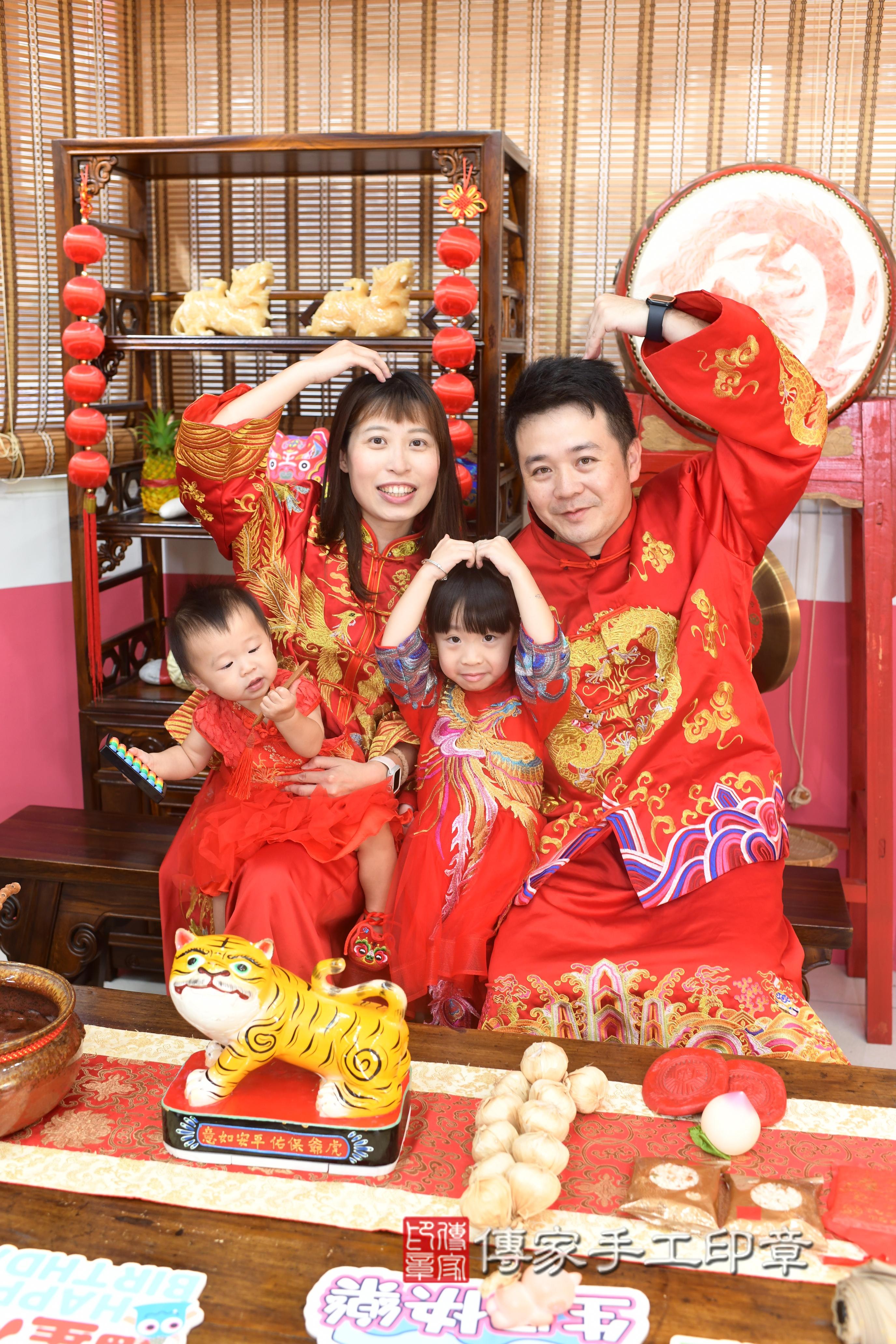 傳家手工印章高雄店、抓周、度脺、美式風會場、傳家嬰兒古禮、吉祥話、抓周道具物品24種、拍照。抓周證書。寶寶抓周、滿周歲、生日快樂、祝福