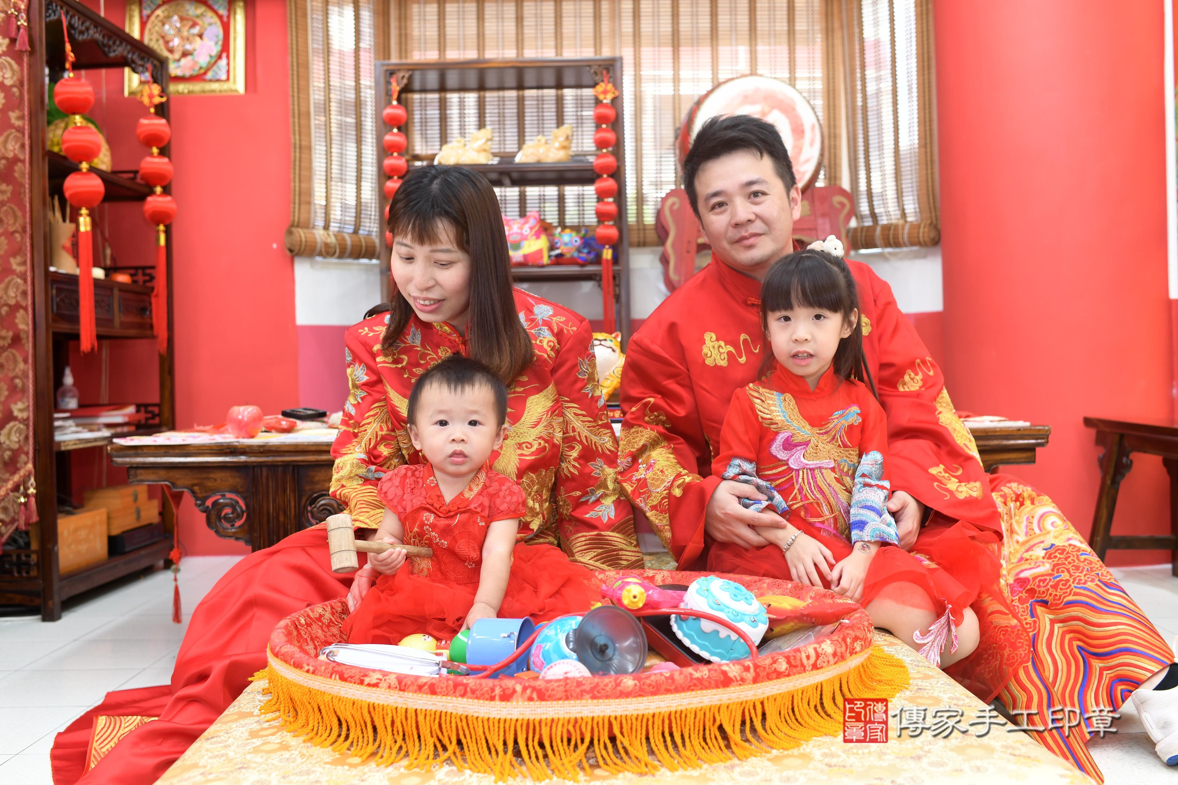 傳家手工印章高雄店、抓周、度脺、美式風會場、傳家嬰兒古禮、吉祥話、抓周道具物品24種、拍照。抓周證書。寶寶抓周、滿周歲、生日快樂、祝福