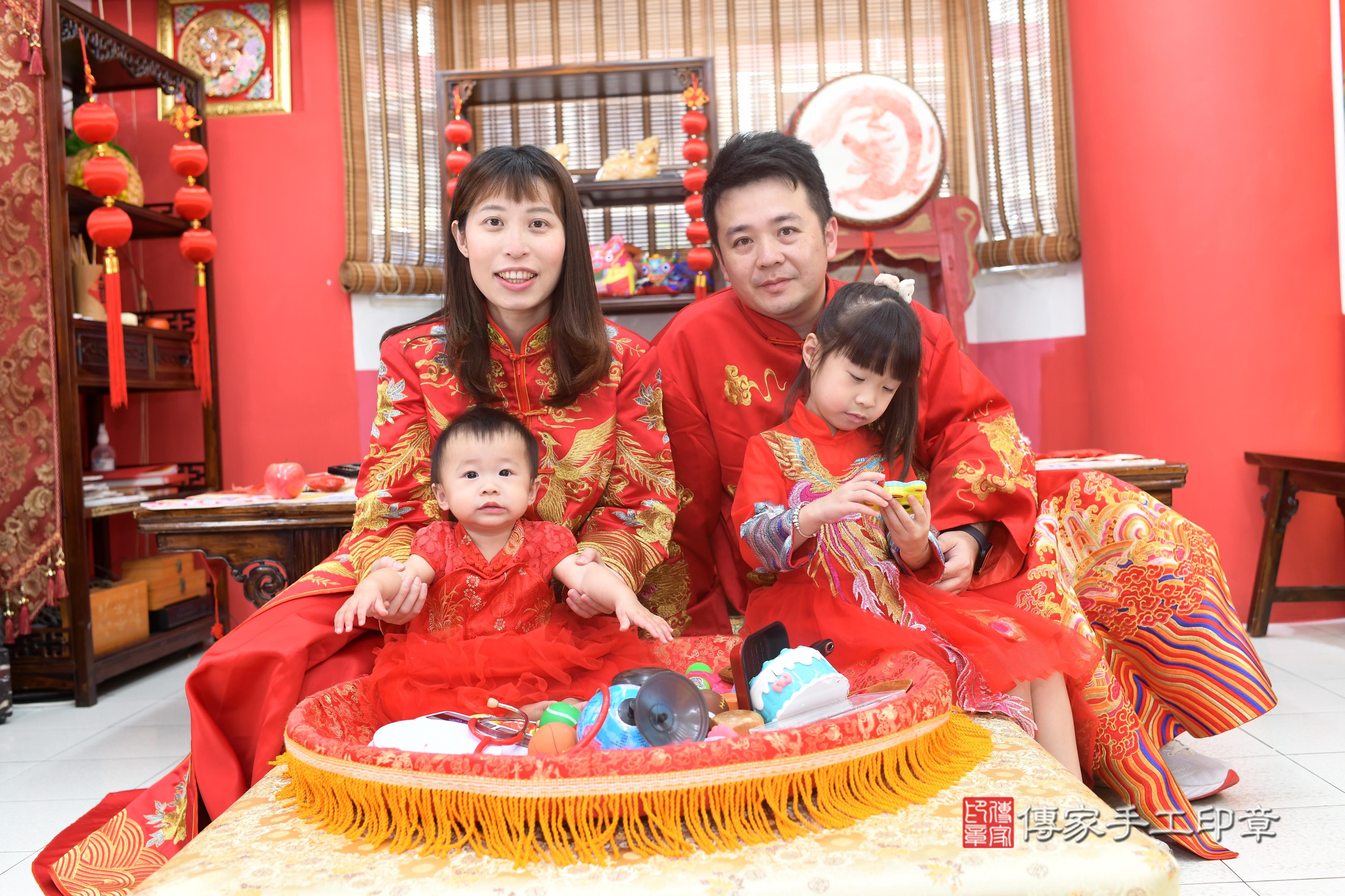 傳家手工印章高雄店、抓周、度脺、美式風會場、傳家嬰兒古禮、吉祥話、抓周道具物品24種、拍照。抓周證書。寶寶抓周、滿周歲、生日快樂、祝福