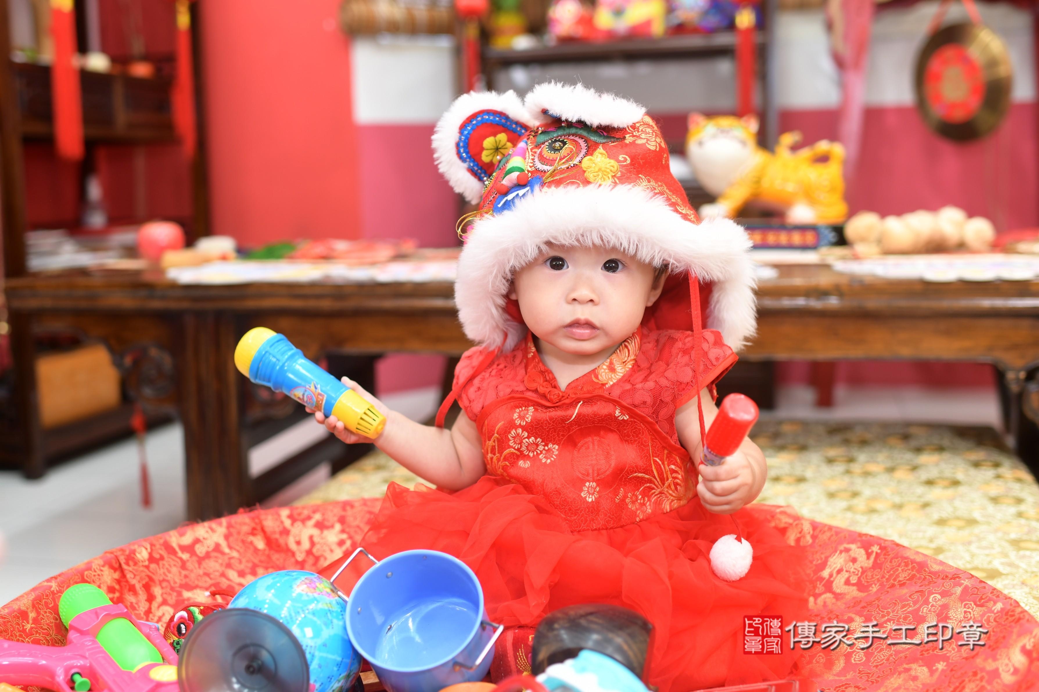 傳家手工印章高雄店、抓周、度脺、美式風會場、傳家嬰兒古禮、吉祥話、抓周道具物品24種、拍照。抓周證書。寶寶抓周、滿周歲、生日快樂、祝福