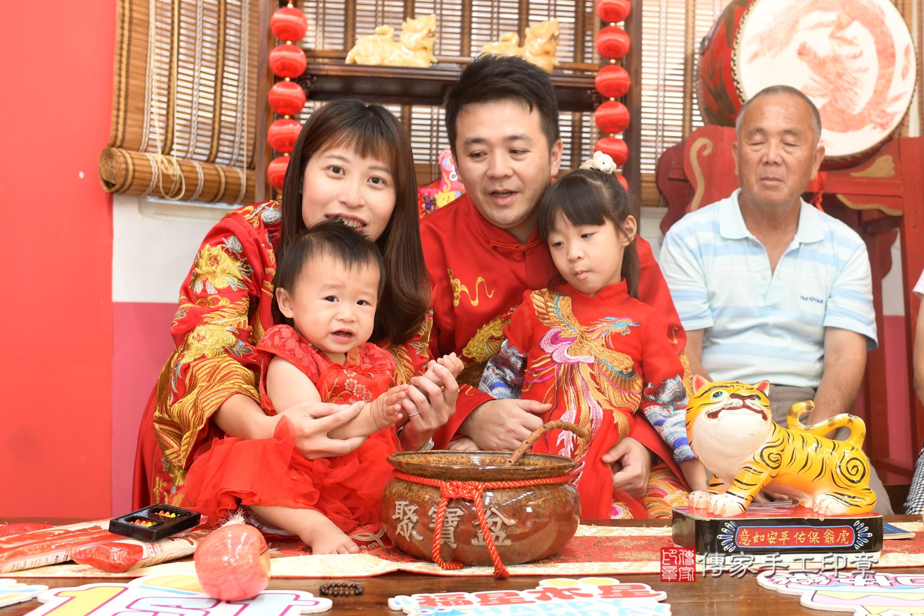 傳家手工印章高雄店、抓周、度脺、美式風會場、傳家嬰兒古禮、吉祥話、抓周道具物品24種、拍照。抓周證書。寶寶抓周、滿周歲、生日快樂、祝福