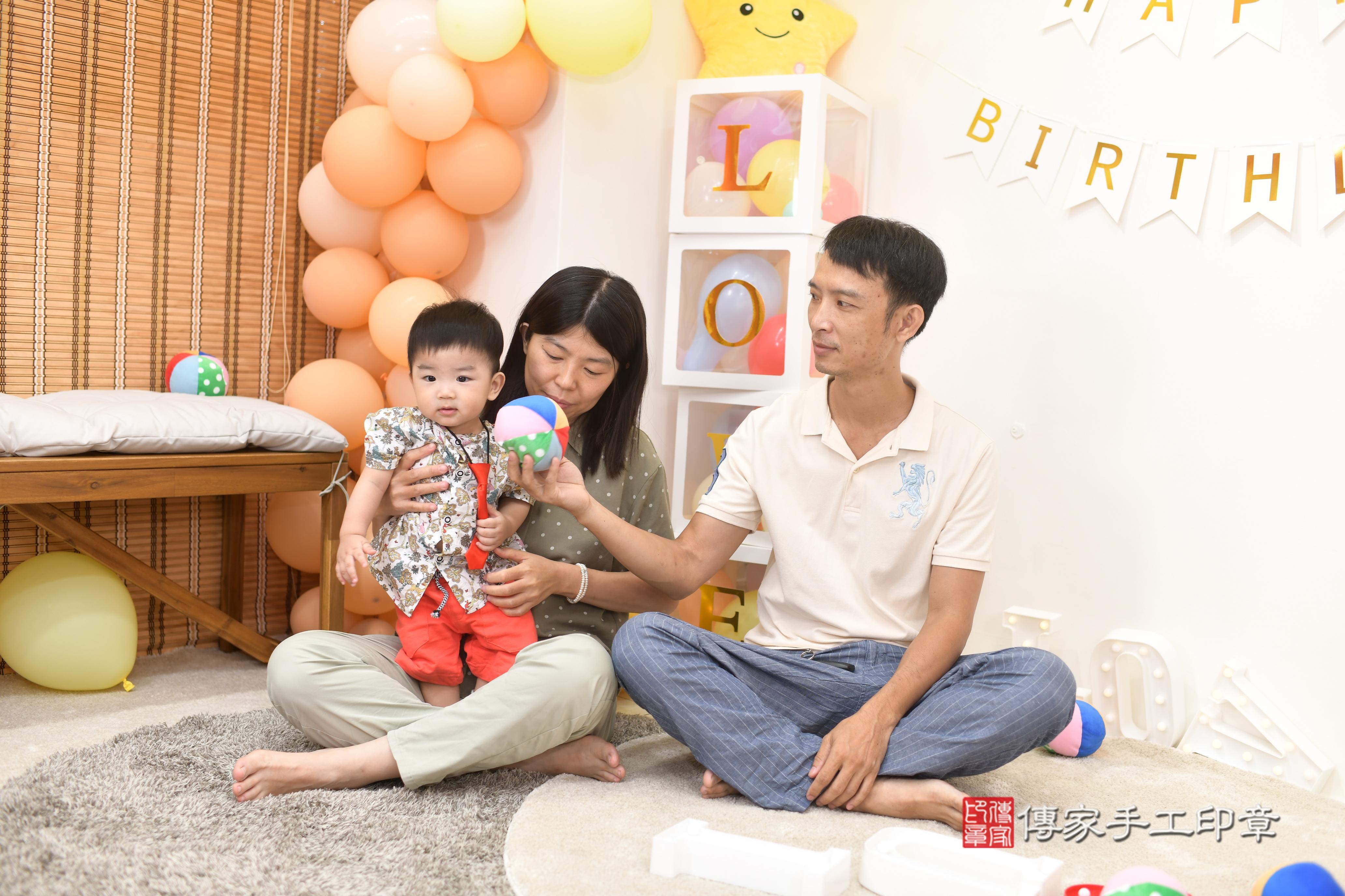 傳家手工印章高雄店、抓周、度脺、美式風會場、傳家嬰兒古禮、吉祥話、抓周道具物品24種、拍照。抓周證書。寶寶抓周、滿周歲、生日快樂、祝福 傳家手工印章高雄店、抓周、度脺、美式風會場、傳家嬰兒古禮、吉祥話、抓周道具物品24種、拍照。抓周證書。寶寶抓周、滿周歲、生日快樂、祝福