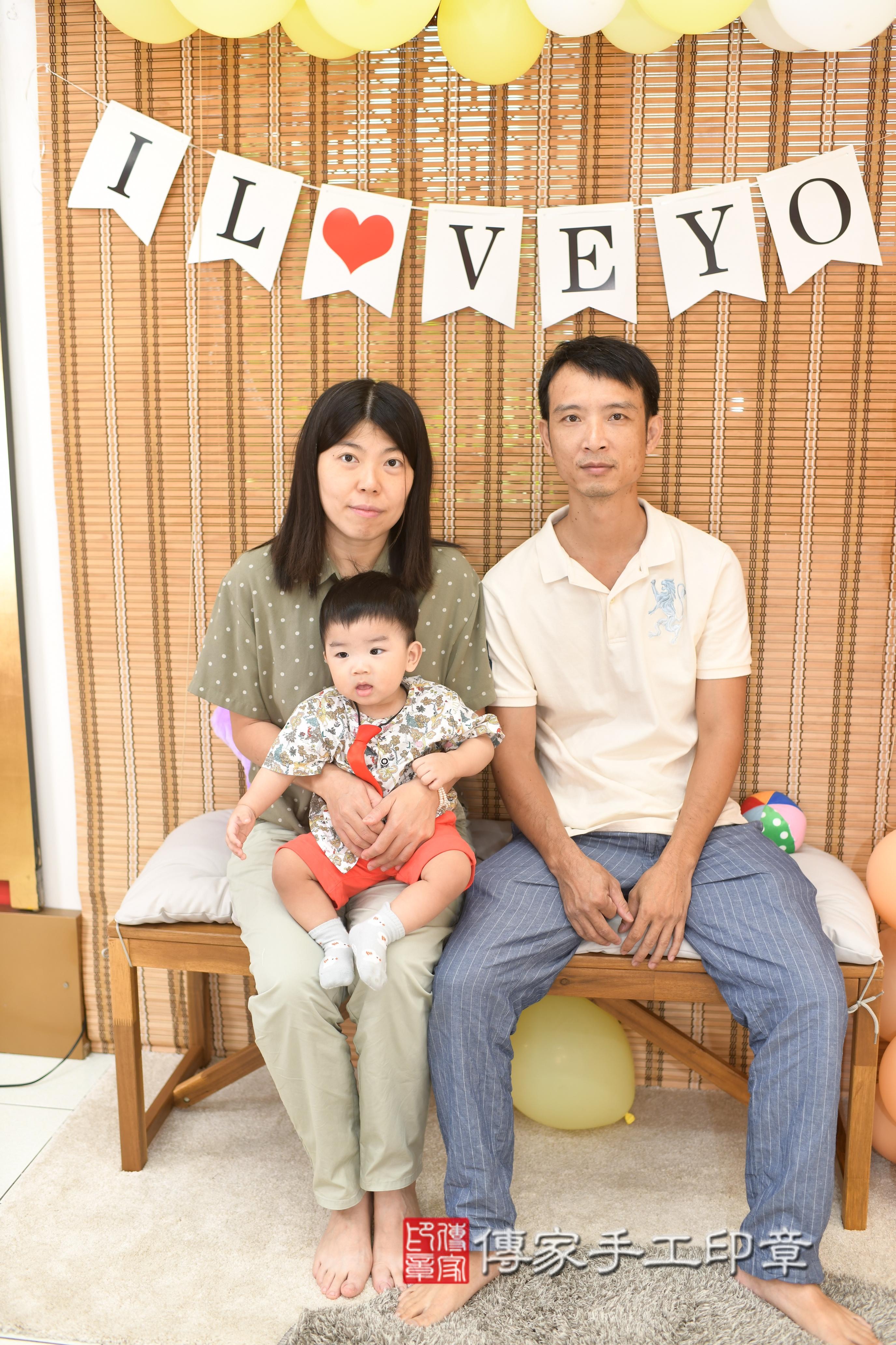 傳家手工印章高雄店、抓周、度脺、美式風會場、傳家嬰兒古禮、吉祥話、抓周道具物品24種、拍照。抓周證書。寶寶抓周、滿周歲、生日快樂、祝福 傳家手工印章高雄店、抓周、度脺、美式風會場、傳家嬰兒古禮、吉祥話、抓周道具物品24種、拍照。抓周證書。寶寶抓周、滿周歲、生日快樂、祝福