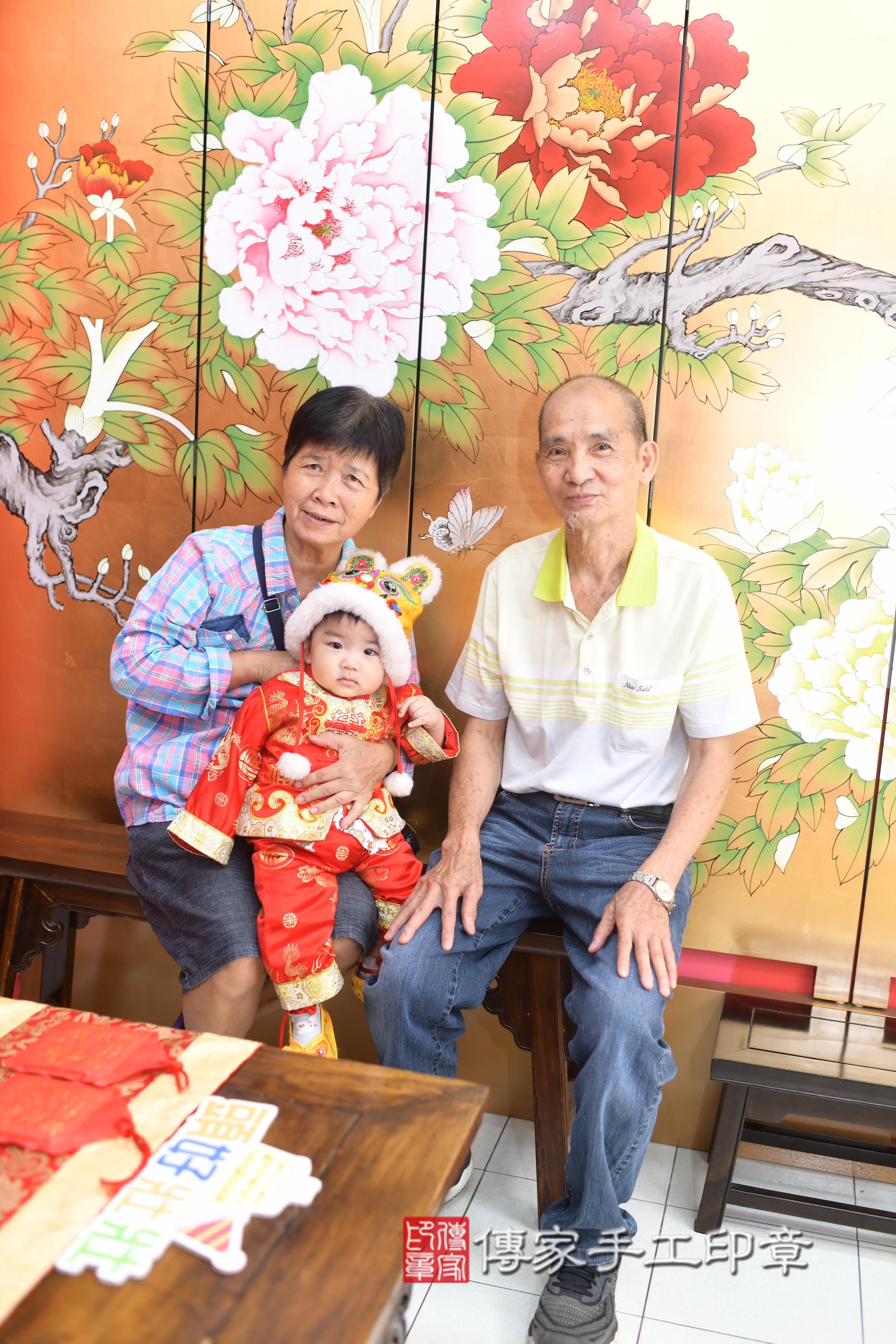 傳家手工印章高雄店、抓周、度脺、美式風會場、傳家嬰兒古禮、吉祥話、抓周道具物品24種、拍照。抓周證書。寶寶抓周、滿周歲、生日快樂、祝福 傳家手工印章高雄店、抓周、度脺、美式風會場、傳家嬰兒古禮、吉祥話、抓周道具物品24種、拍照。抓周證書。寶寶抓周、滿周歲、生日快樂、祝福