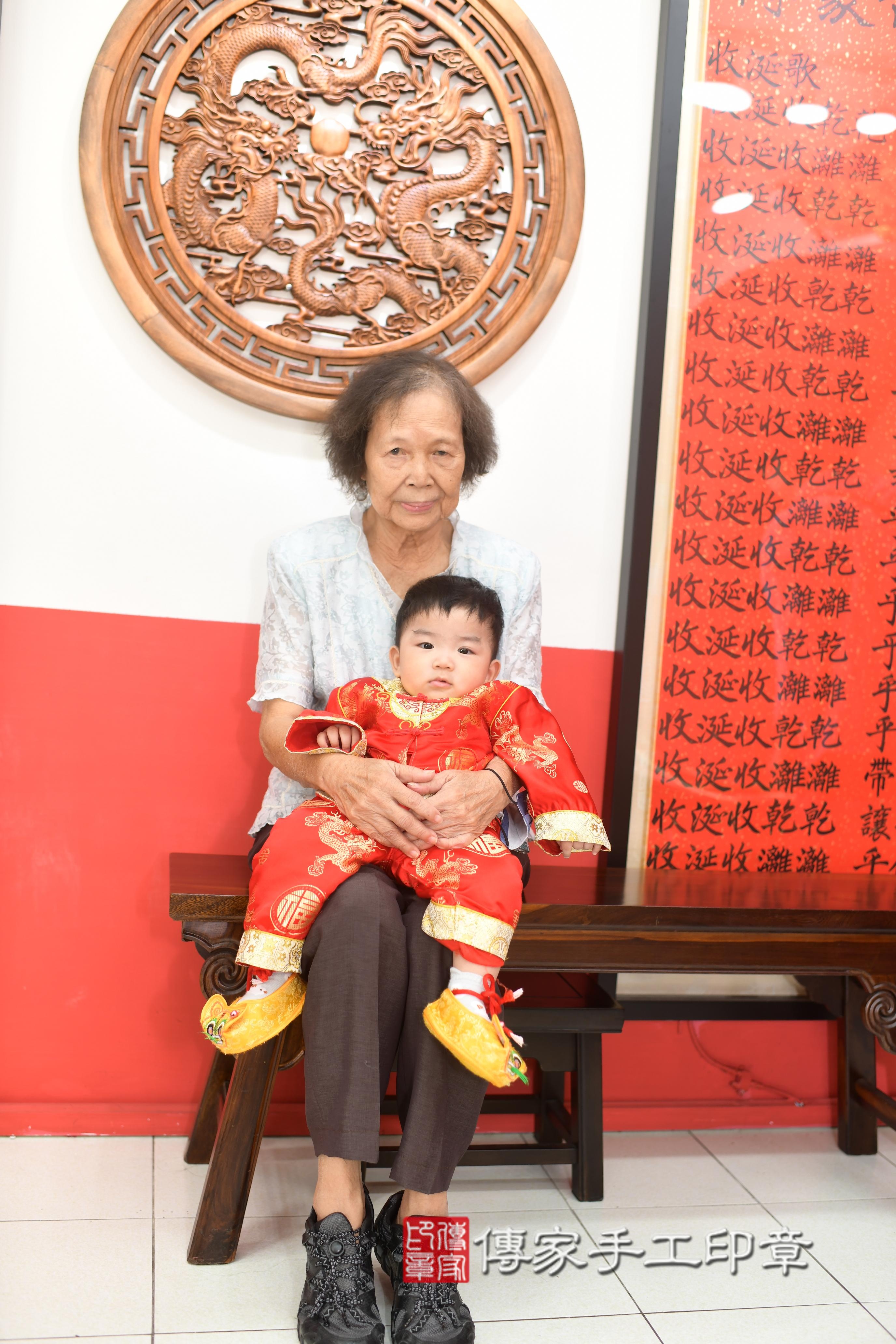 傳家手工印章高雄店、抓周、度脺、美式風會場、傳家嬰兒古禮、吉祥話、抓周道具物品24種、拍照。抓周證書。寶寶抓周、滿周歲、生日快樂、祝福 傳家手工印章高雄店、抓周、度脺、美式風會場、傳家嬰兒古禮、吉祥話、抓周道具物品24種、拍照。抓周證書。寶寶抓周、滿周歲、生日快樂、祝福