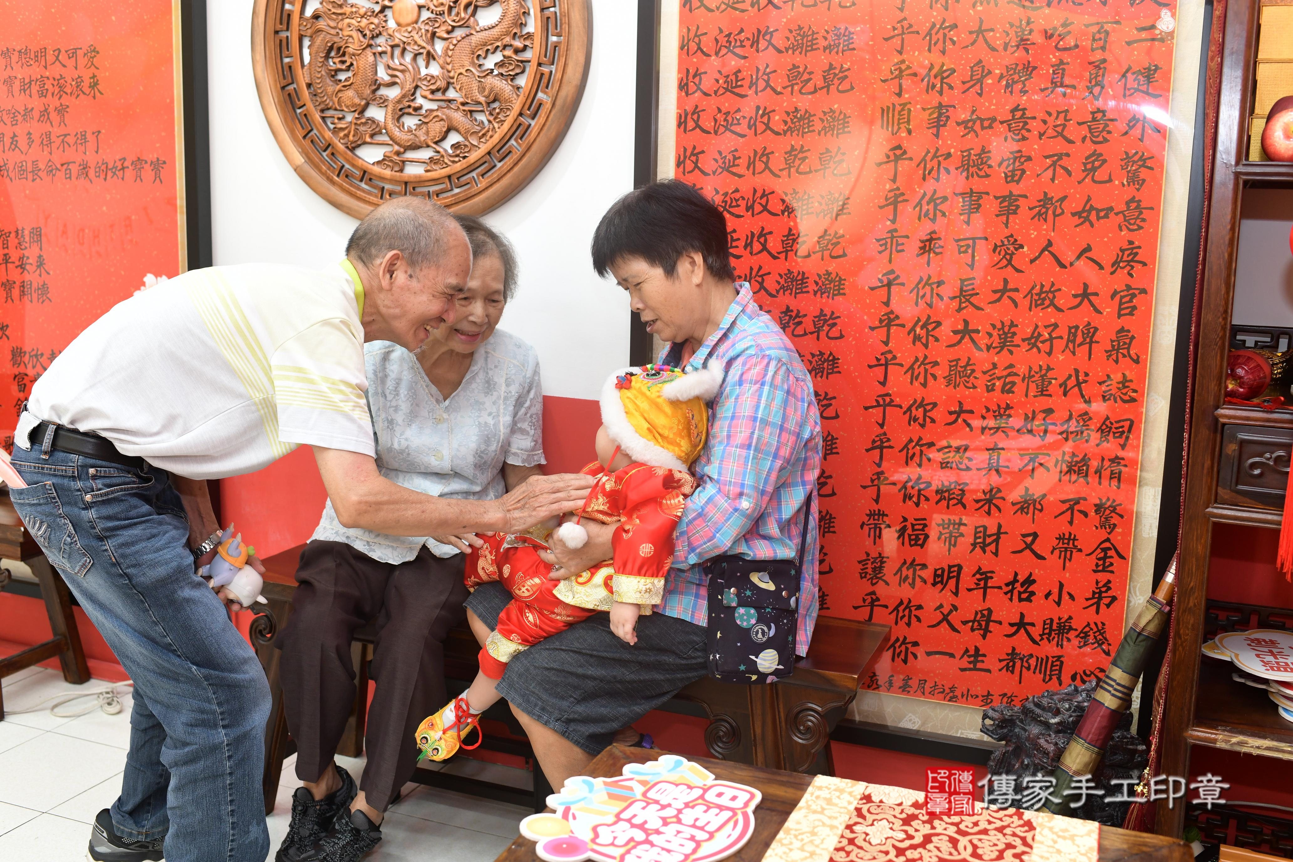 傳家手工印章高雄店、抓周、度脺、美式風會場、傳家嬰兒古禮、吉祥話、抓周道具物品24種、拍照。抓周證書。寶寶抓周、滿周歲、生日快樂、祝福 傳家手工印章高雄店、抓周、度脺、美式風會場、傳家嬰兒古禮、吉祥話、抓周道具物品24種、拍照。抓周證書。寶寶抓周、滿周歲、生日快樂、祝福