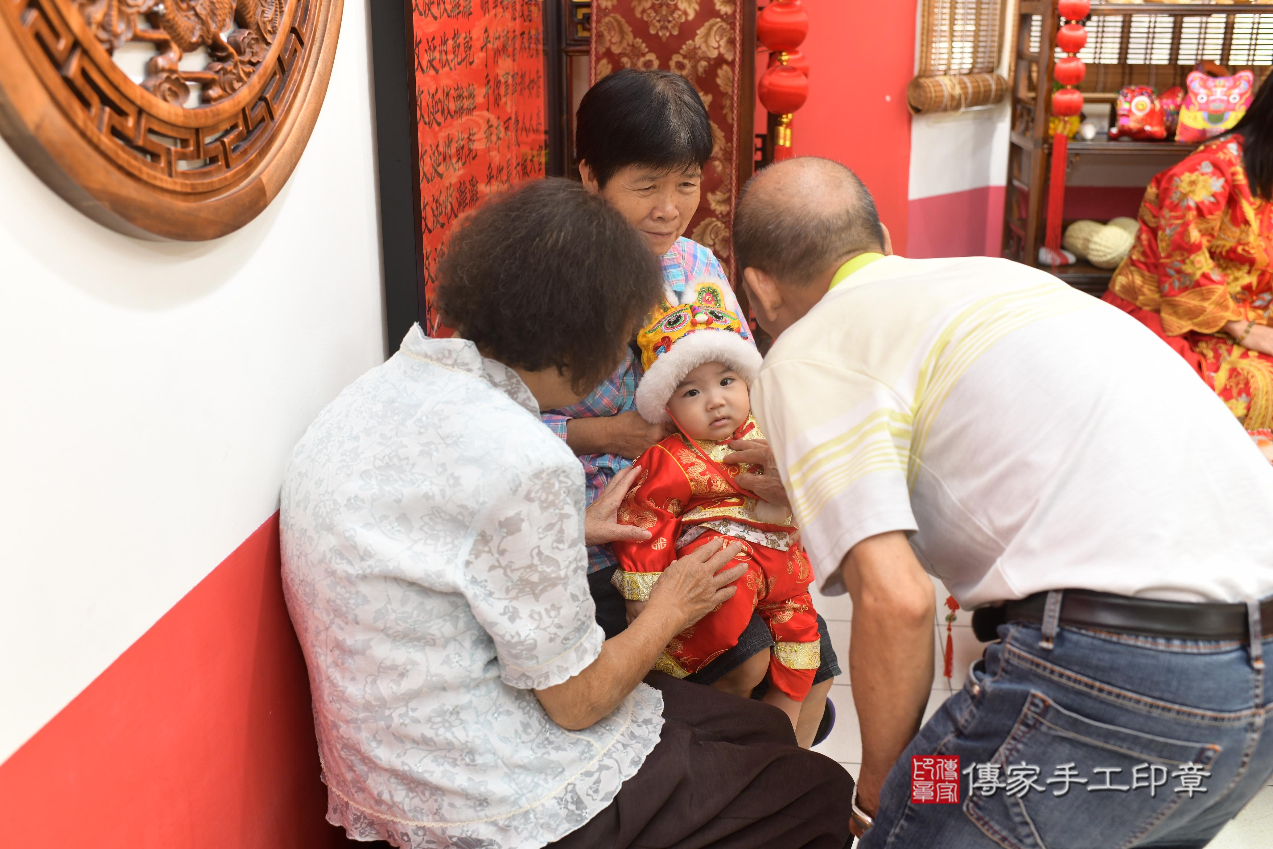 傳家手工印章高雄店、抓周、度脺、美式風會場、傳家嬰兒古禮、吉祥話、抓周道具物品24種、拍照。抓周證書。寶寶抓周、滿周歲、生日快樂、祝福 傳家手工印章高雄店、抓周、度脺、美式風會場、傳家嬰兒古禮、吉祥話、抓周道具物品24種、拍照。抓周證書。寶寶抓周、滿周歲、生日快樂、祝福