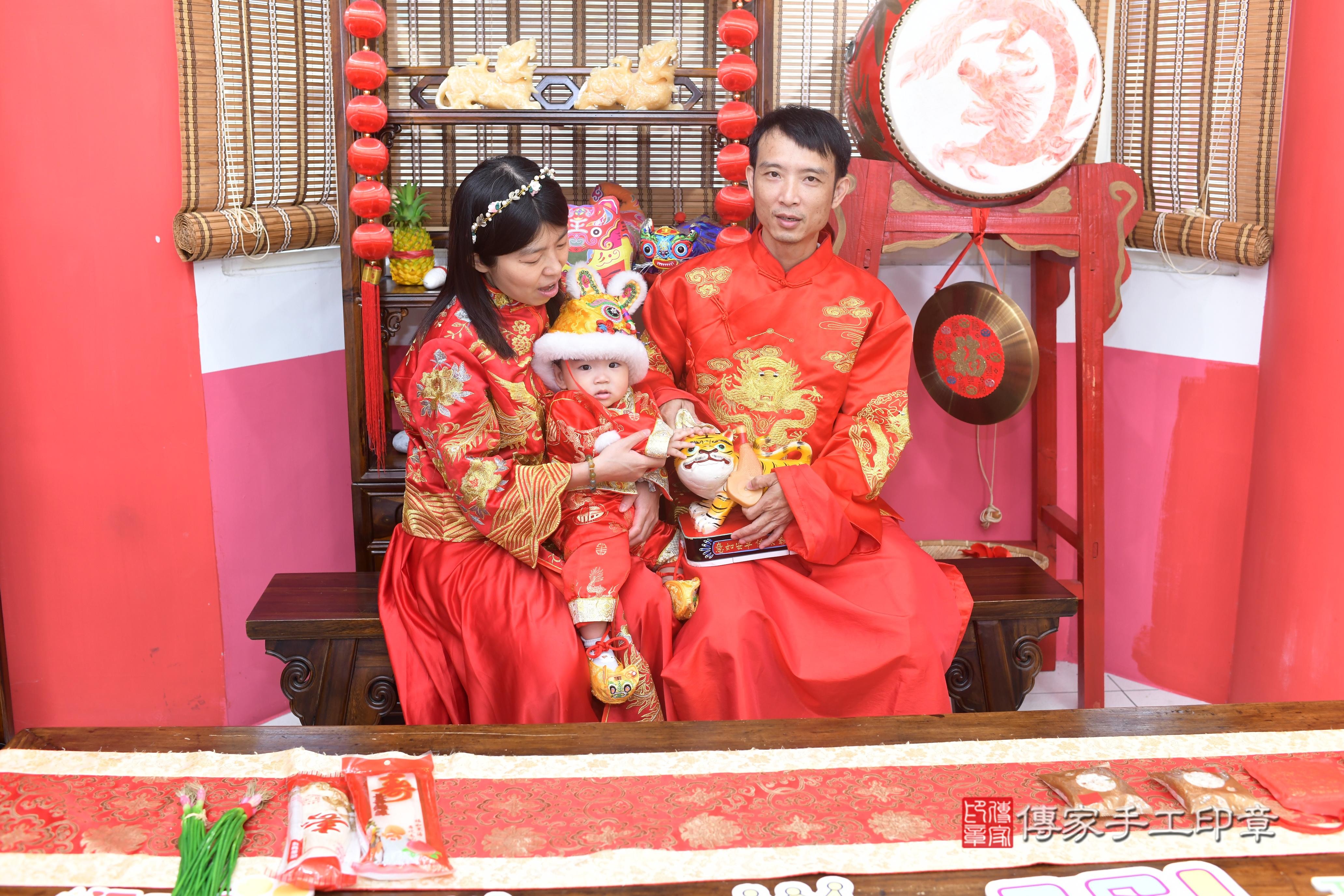 傳家手工印章高雄店、抓周、度脺、美式風會場、傳家嬰兒古禮、吉祥話、抓周道具物品24種、拍照。抓周證書。寶寶抓周、滿周歲、生日快樂、祝福 傳家手工印章高雄店、抓周、度脺、美式風會場、傳家嬰兒古禮、吉祥話、抓周道具物品24種、拍照。抓周證書。寶寶抓周、滿周歲、生日快樂、祝福