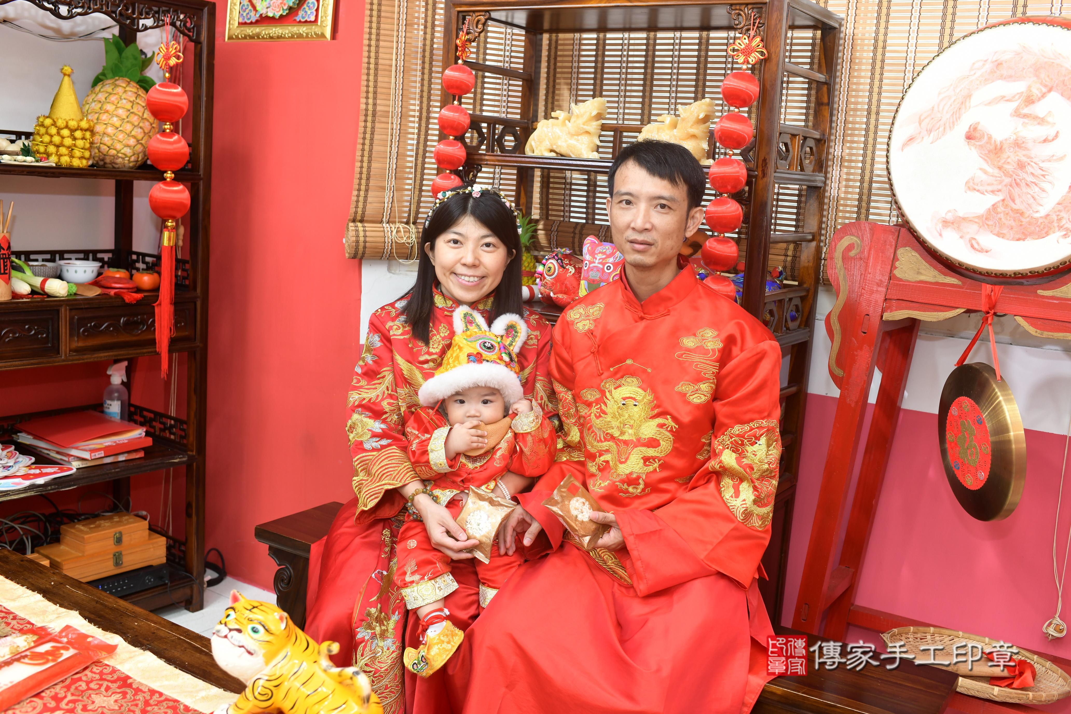 傳家手工印章高雄店、抓周、度脺、美式風會場、傳家嬰兒古禮、吉祥話、抓周道具物品24種、拍照。抓周證書。寶寶抓周、滿周歲、生日快樂、祝福 傳家手工印章高雄店、抓周、度脺、美式風會場、傳家嬰兒古禮、吉祥話、抓周道具物品24種、拍照。抓周證書。寶寶抓周、滿周歲、生日快樂、祝福