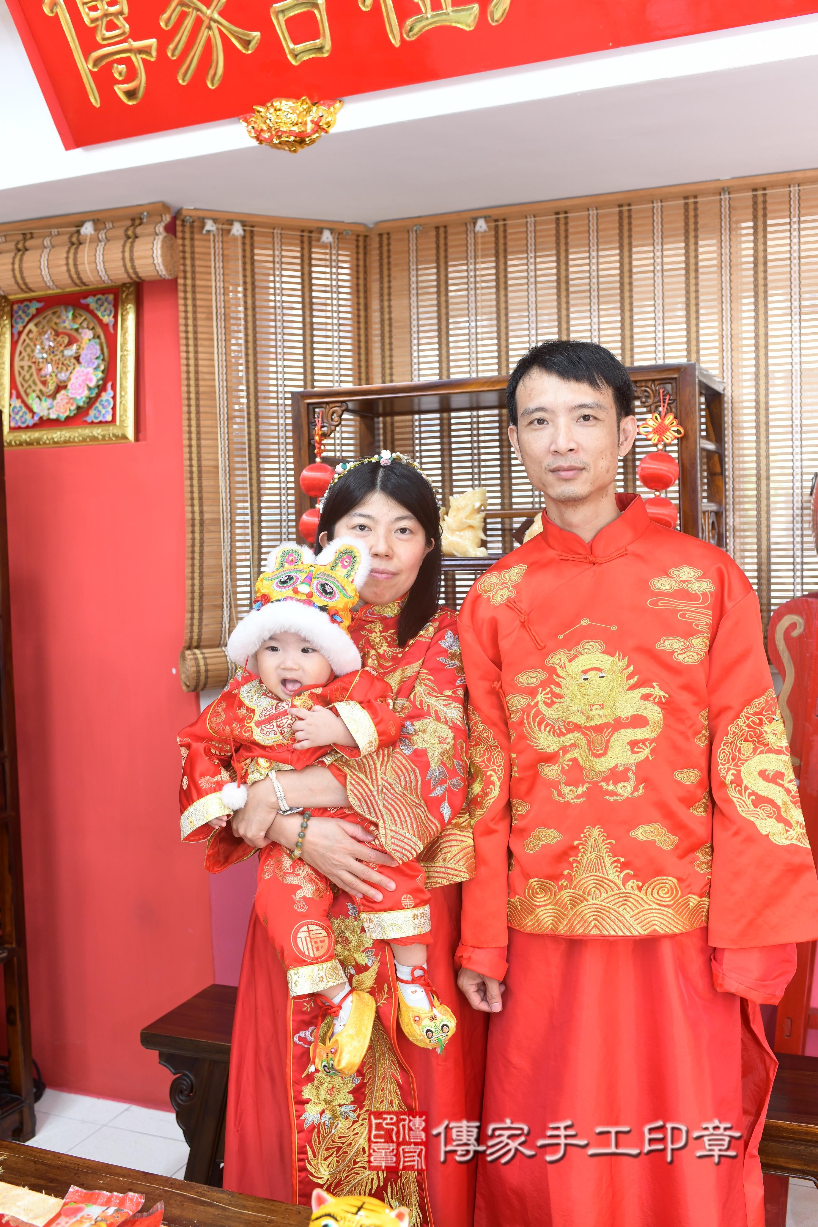 傳家手工印章高雄店、抓周、度脺、美式風會場、傳家嬰兒古禮、吉祥話、抓周道具物品24種、拍照。抓周證書。寶寶抓周、滿周歲、生日快樂、祝福 傳家手工印章高雄店、抓周、度脺、美式風會場、傳家嬰兒古禮、吉祥話、抓周道具物品24種、拍照。抓周證書。寶寶抓周、滿周歲、生日快樂、祝福