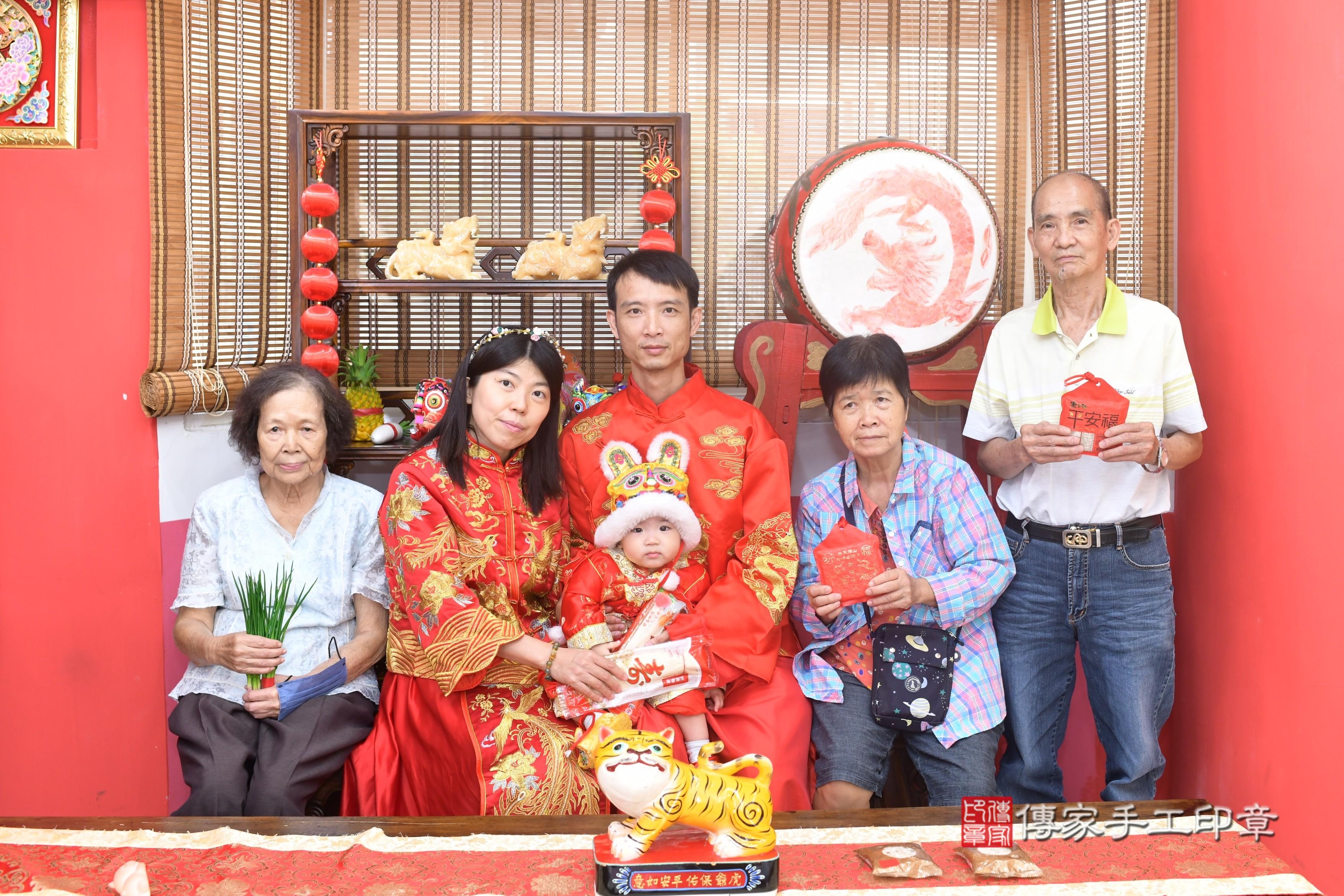 傳家手工印章高雄店、抓周、度脺、美式風會場、傳家嬰兒古禮、吉祥話、抓周道具物品24種、拍照。抓周證書。寶寶抓周、滿周歲、生日快樂、祝福 傳家手工印章高雄店、抓周、度脺、美式風會場、傳家嬰兒古禮、吉祥話、抓周道具物品24種、拍照。抓周證書。寶寶抓周、滿周歲、生日快樂、祝福