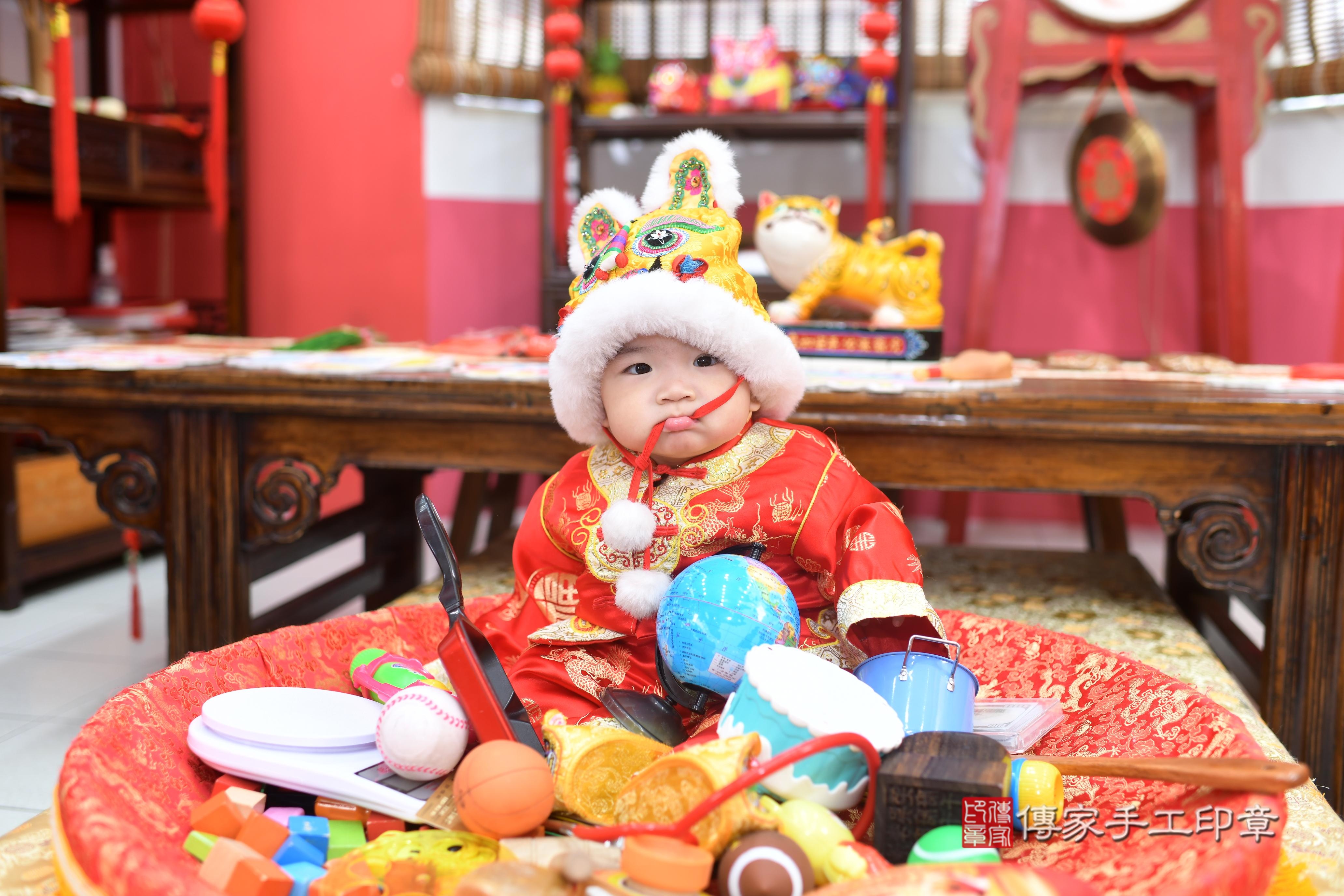 傳家手工印章高雄店、抓周、度脺、美式風會場、傳家嬰兒古禮、吉祥話、抓周道具物品24種、拍照。抓周證書。寶寶抓周、滿周歲、生日快樂、祝福 傳家手工印章高雄店、抓周、度脺、美式風會場、傳家嬰兒古禮、吉祥話、抓周道具物品24種、拍照。抓周證書。寶寶抓周、滿周歲、生日快樂、祝福