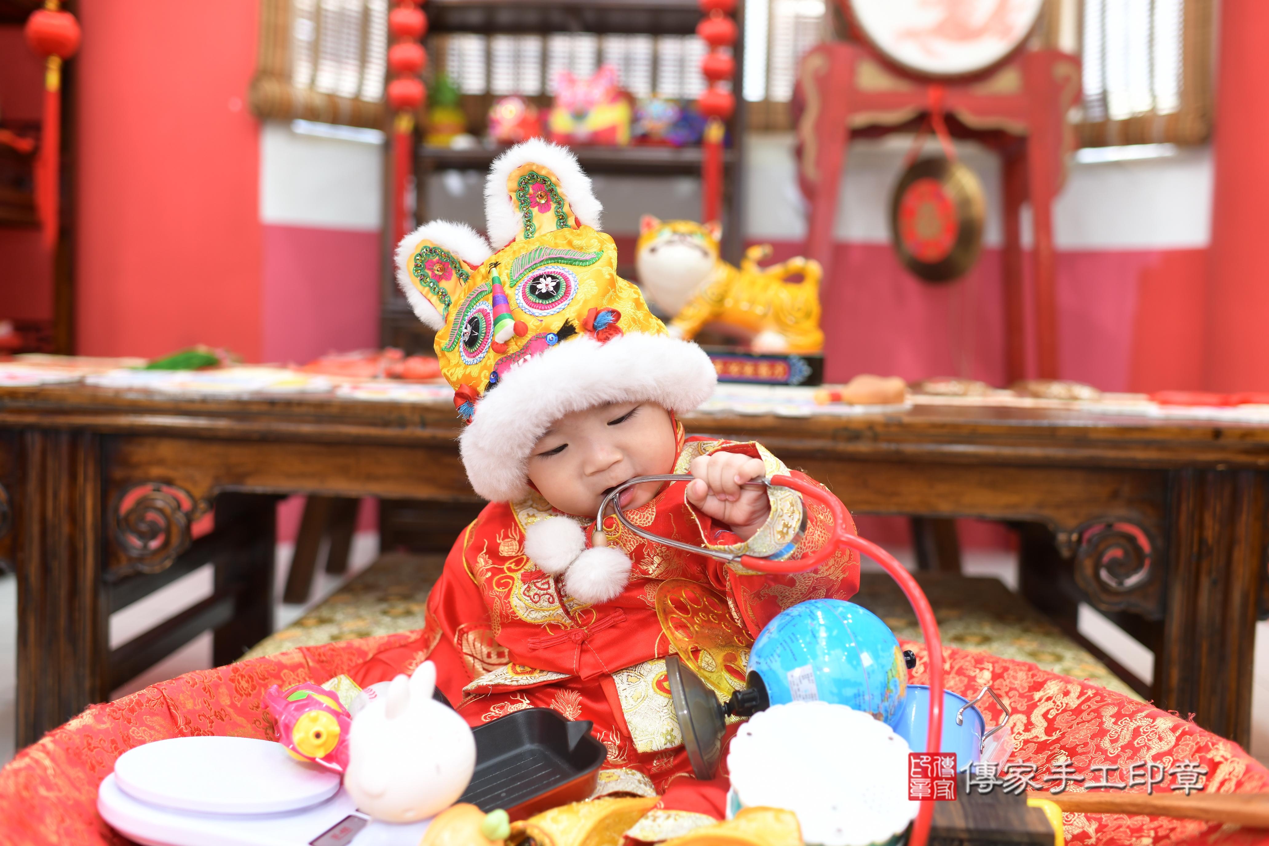 傳家手工印章高雄店、抓周、度脺、美式風會場、傳家嬰兒古禮、吉祥話、抓周道具物品24種、拍照。抓周證書。寶寶抓周、滿周歲、生日快樂、祝福 傳家手工印章高雄店、抓周、度脺、美式風會場、傳家嬰兒古禮、吉祥話、抓周道具物品24種、拍照。抓周證書。寶寶抓周、滿周歲、生日快樂、祝福