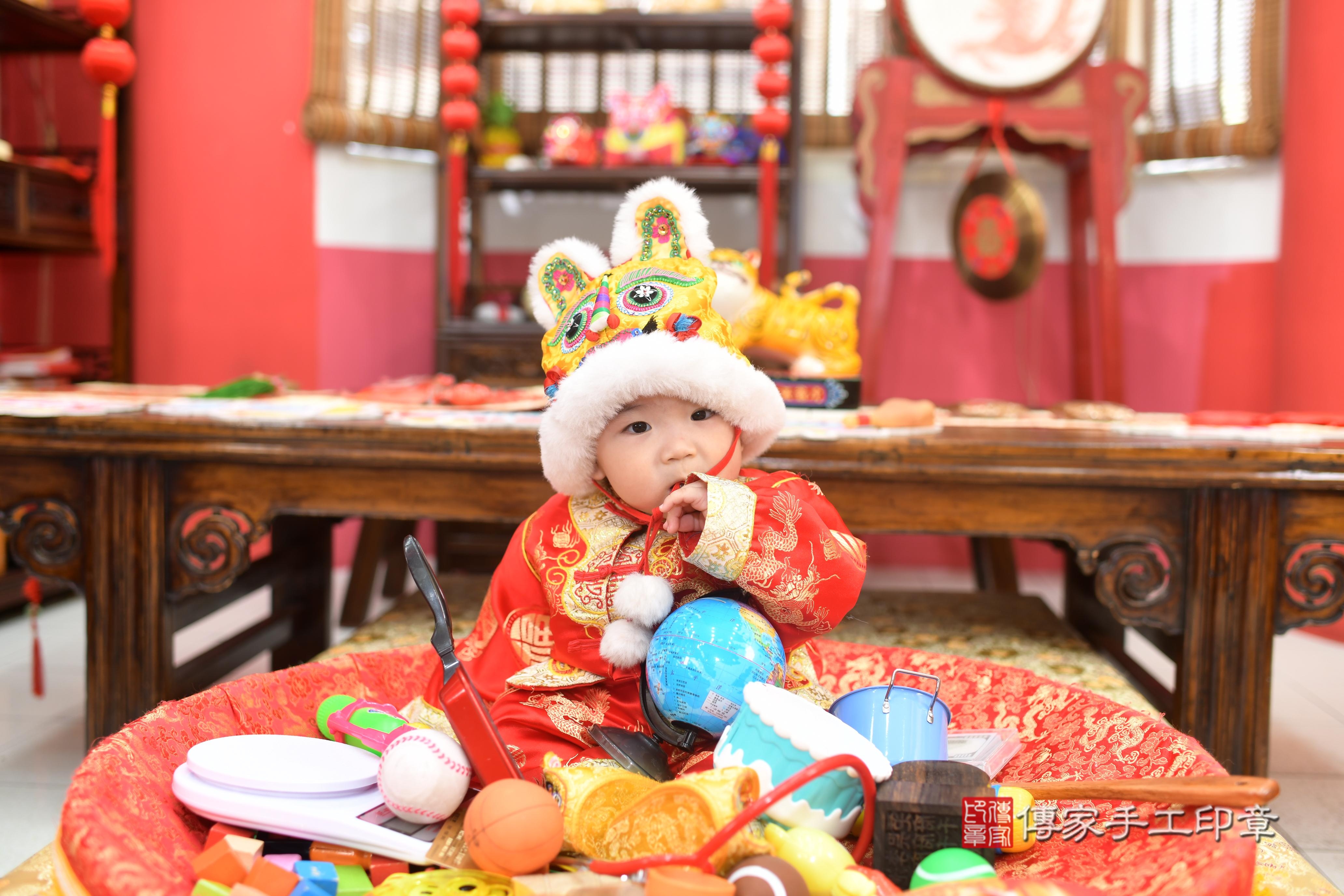 傳家手工印章高雄店、抓周、度脺、美式風會場、傳家嬰兒古禮、吉祥話、抓周道具物品24種、拍照。抓周證書。寶寶抓周、滿周歲、生日快樂、祝福 傳家手工印章高雄店、抓周、度脺、美式風會場、傳家嬰兒古禮、吉祥話、抓周道具物品24種、拍照。抓周證書。寶寶抓周、滿周歲、生日快樂、祝福