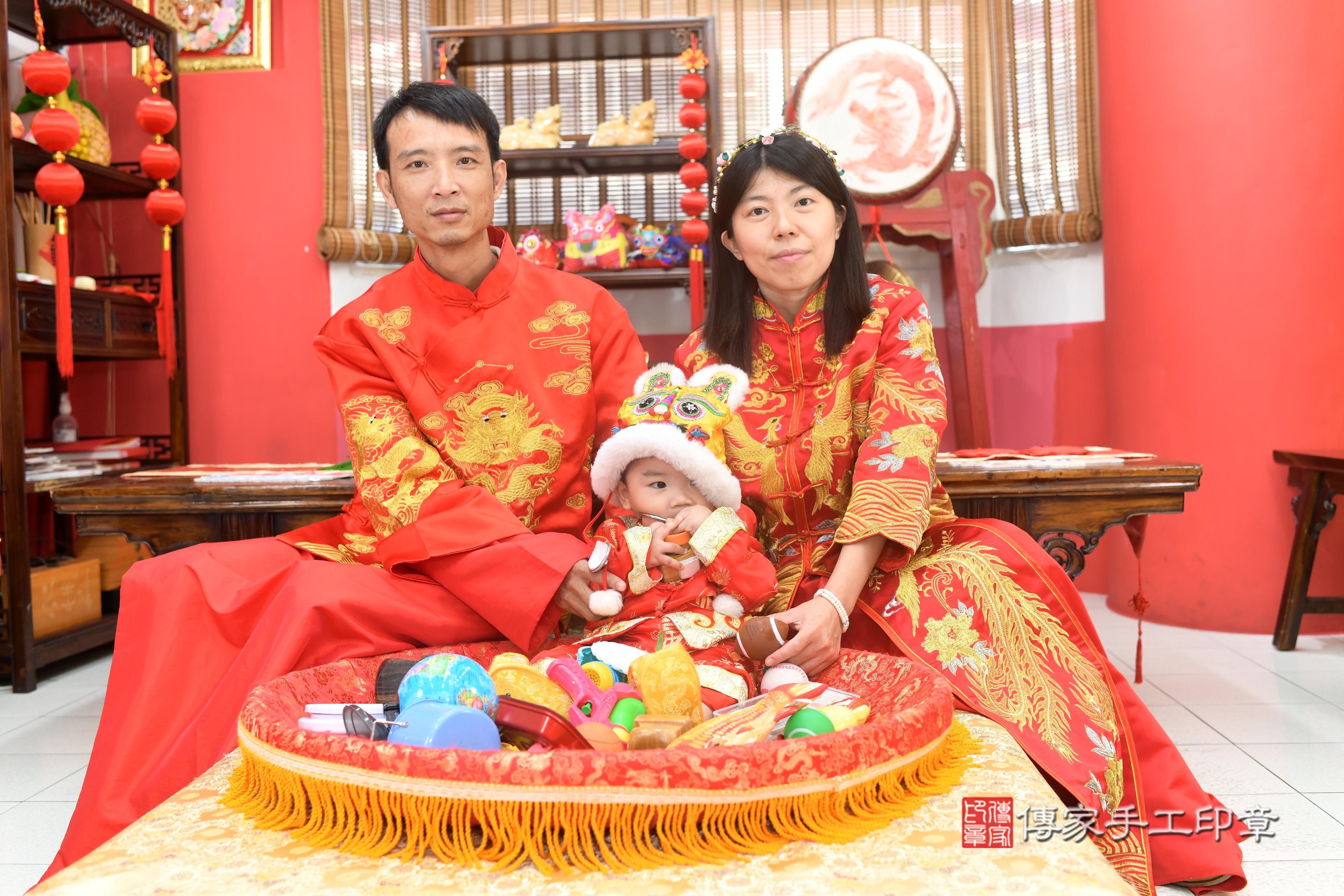 傳家手工印章高雄店、抓周、度脺、美式風會場、傳家嬰兒古禮、吉祥話、抓周道具物品24種、拍照。抓周證書。寶寶抓周、滿周歲、生日快樂、祝福 傳家手工印章高雄店、抓周、度脺、美式風會場、傳家嬰兒古禮、吉祥話、抓周道具物品24種、拍照。抓周證書。寶寶抓周、滿周歲、生日快樂、祝福