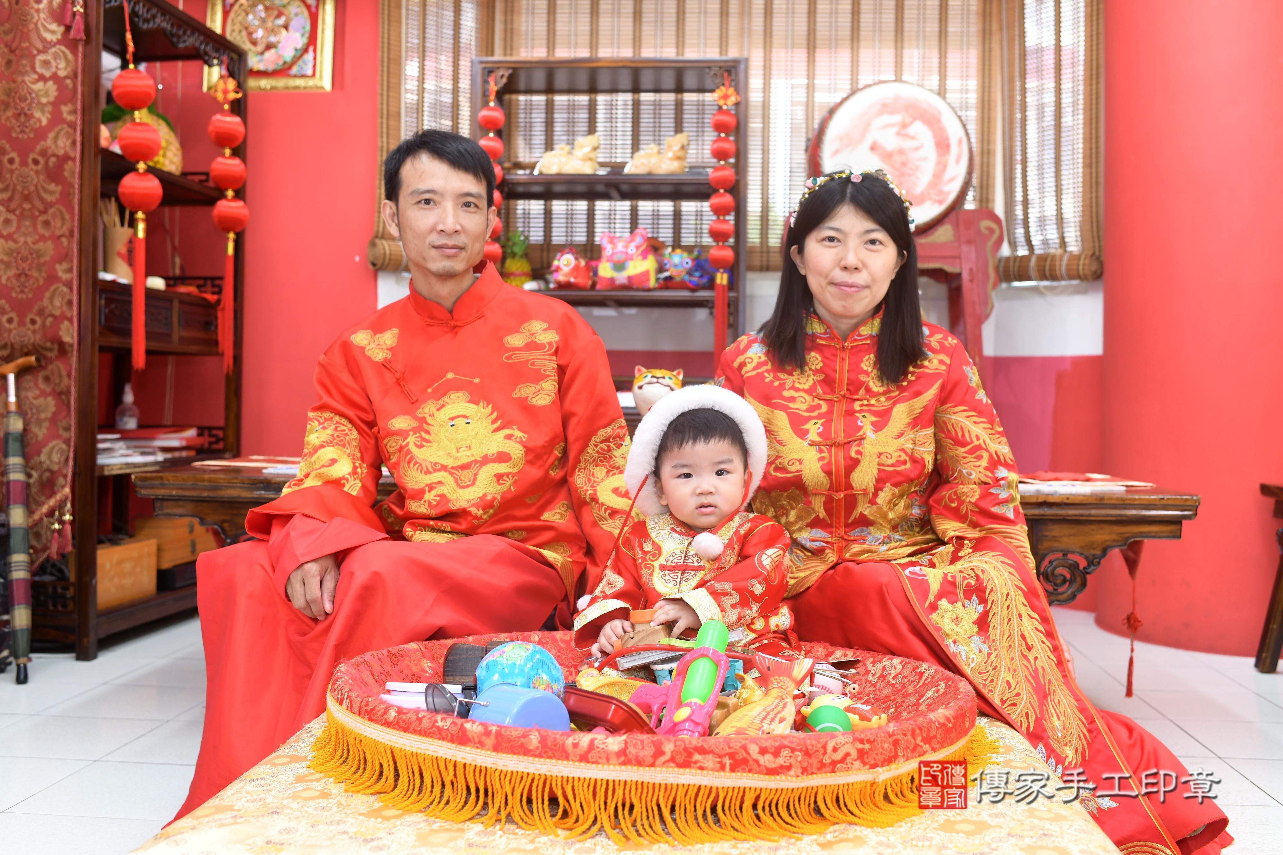 傳家手工印章高雄店、抓周、度脺、美式風會場、傳家嬰兒古禮、吉祥話、抓周道具物品24種、拍照。抓周證書。寶寶抓周、滿周歲、生日快樂、祝福 傳家手工印章高雄店、抓周、度脺、美式風會場、傳家嬰兒古禮、吉祥話、抓周道具物品24種、拍照。抓周證書。寶寶抓周、滿周歲、生日快樂、祝福