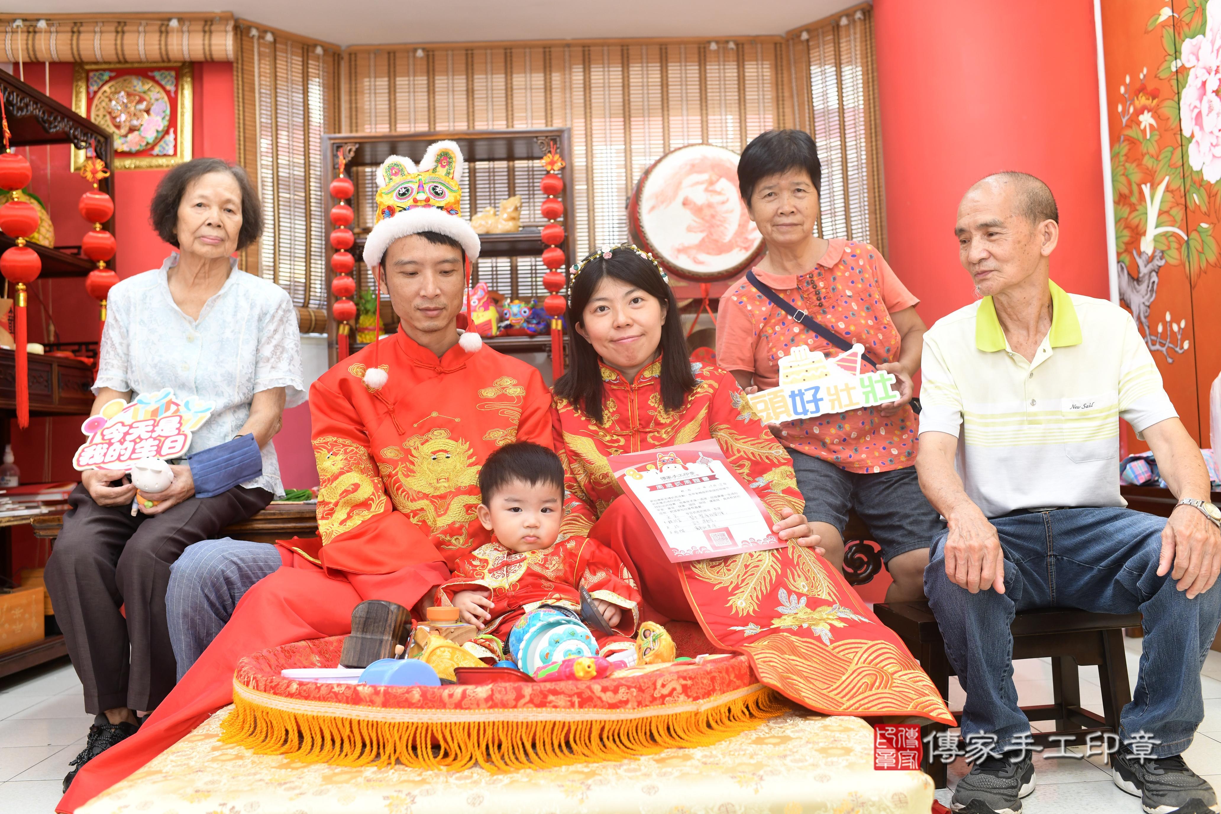 傳家手工印章高雄店、抓周、度脺、美式風會場、傳家嬰兒古禮、吉祥話、抓周道具物品24種、拍照。抓周證書。寶寶抓周、滿周歲、生日快樂、祝福 傳家手工印章高雄店、抓周、度脺、美式風會場、傳家嬰兒古禮、吉祥話、抓周道具物品24種、拍照。抓周證書。寶寶抓周、滿周歲、生日快樂、祝福