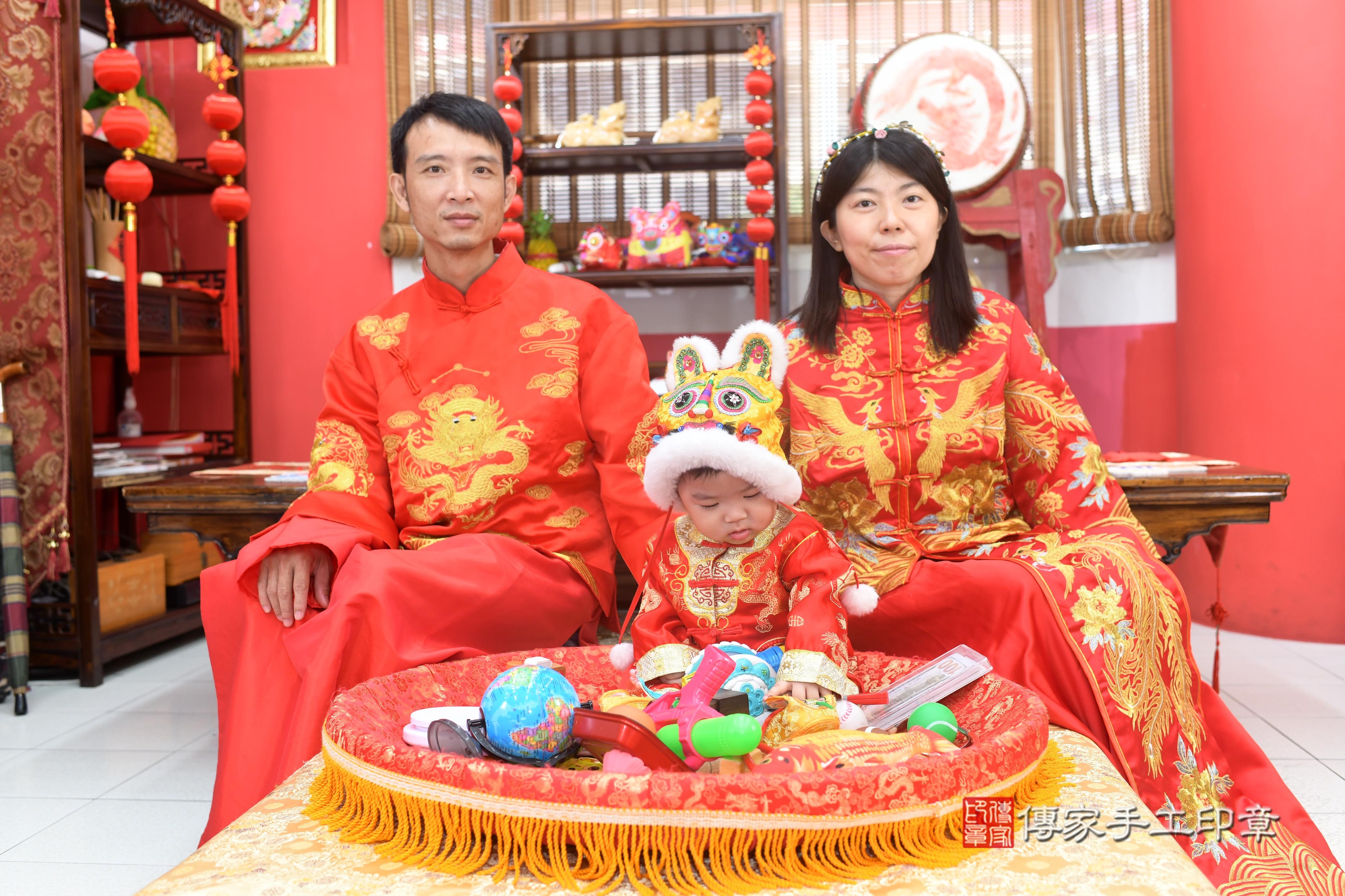 傳家手工印章高雄店、抓周、度脺、美式風會場、傳家嬰兒古禮、吉祥話、抓周道具物品24種、拍照。抓周證書。寶寶抓周、滿周歲、生日快樂、祝福 傳家手工印章高雄店、抓周、度脺、美式風會場、傳家嬰兒古禮、吉祥話、抓周道具物品24種、拍照。抓周證書。寶寶抓周、滿周歲、生日快樂、祝福